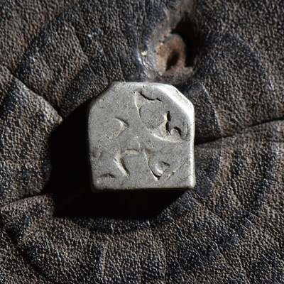 【良泉】第45期【直播场】1月15日晚19.30点开拍！ 208组，西方古代钱币、丝路古珠杂项专场 - 公元前3-2世纪【古印度】孔雀-巽加王朝，六臂符1卡夏帕银币，3.21克