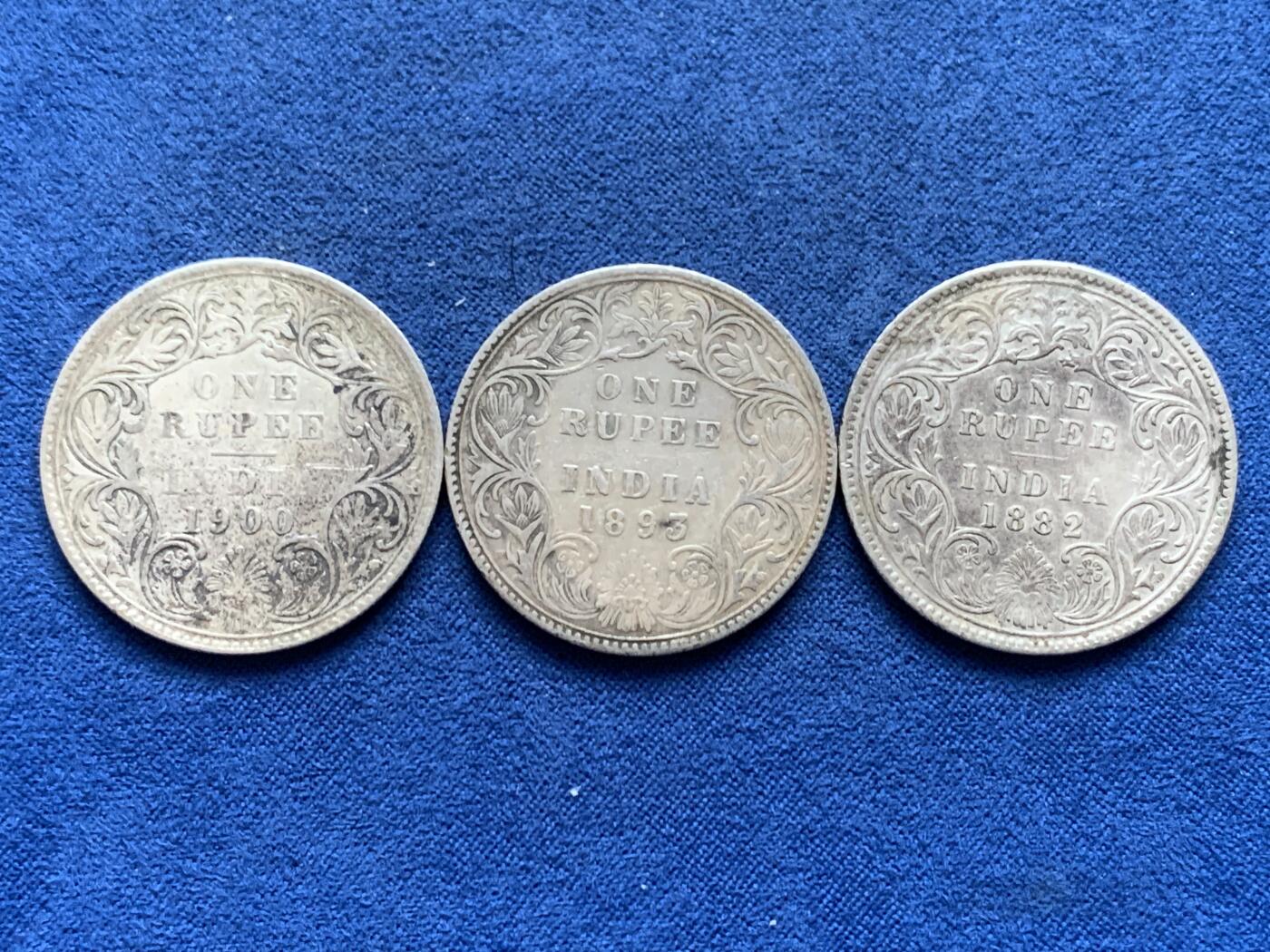 《竞宝斋》第452场 周日，周一 2场连拍 （全场包邮，欢迎送拍） 三枚一组 英属印度1882年/1893年/1900年维多利亚女王1卢比银币