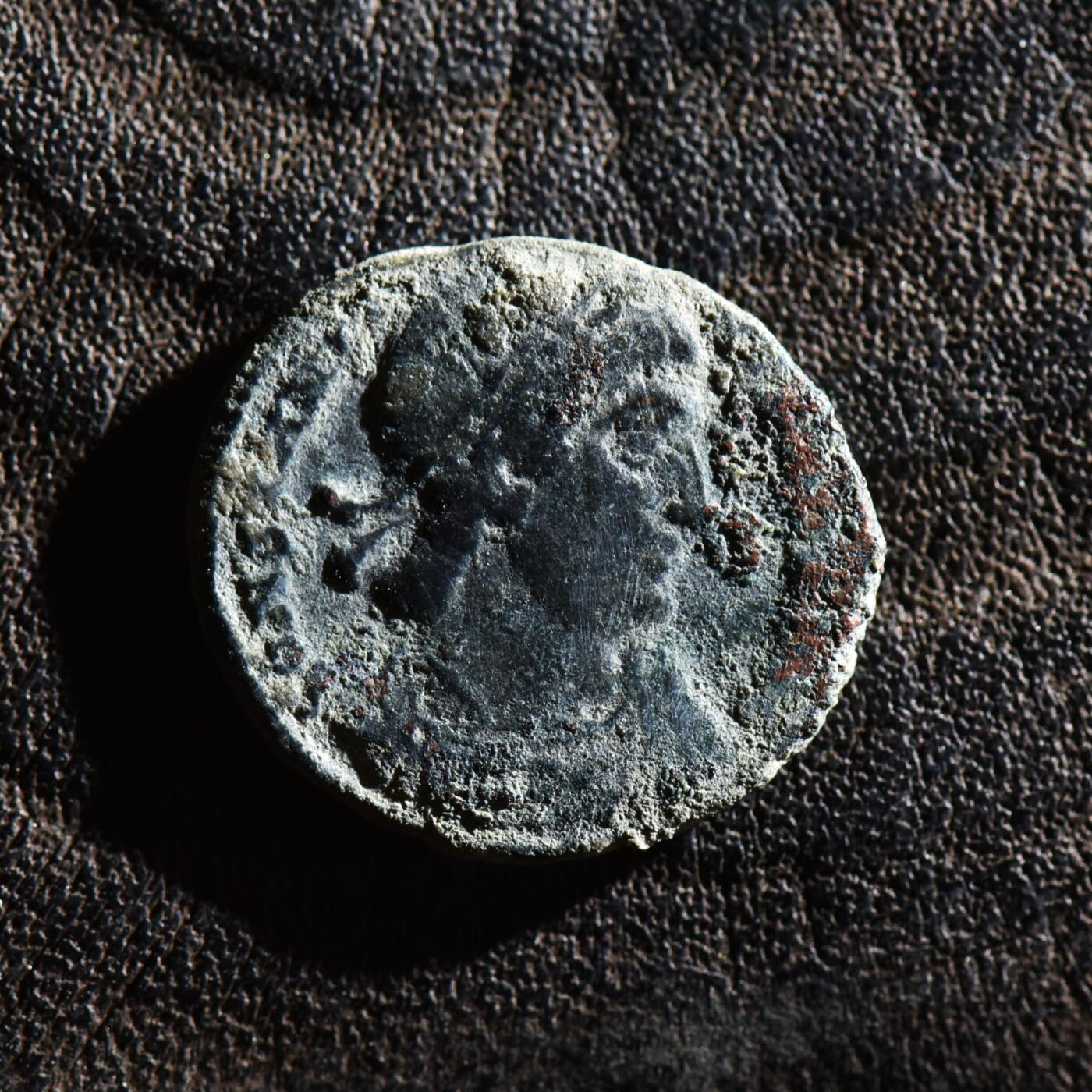 【良泉】第45期【直播场】1月15日晚19.30点开拍！ 208组，西方古代钱币、丝路古珠杂项专场 公元335-337年【古罗马】君士坦丁二世，凯撒头衔“士兵军旗”铜币，赫拉克利特造币厂打制，2.54克