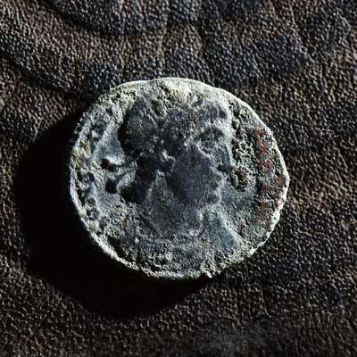 【良泉】第45期【直播场】1月15日晚19.30点开拍！ 208组，西方古代钱币、丝路古珠杂项专场 - 公元335-337年【古罗马】君士坦丁二世，凯撒头衔“士兵军旗”铜币，赫拉克利特造币厂打制，2.54克