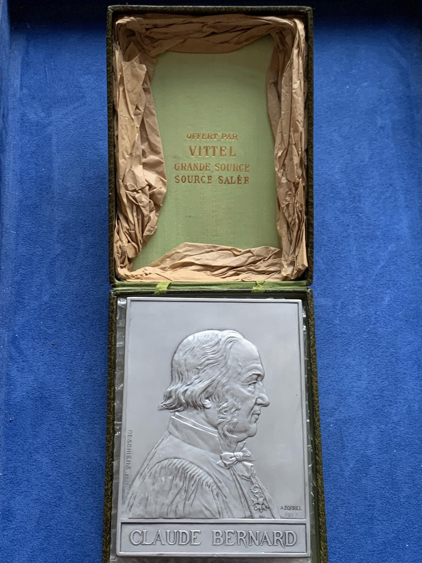 《竞宝斋》第452场 周日，周一 2场连拍 （全场包邮，欢迎送拍） 1913年法国生物学家克劳德纳德诞辰百年铝质纪念章 133.2克 80*110.5mm 三角边铭 带盒 好品保存不易