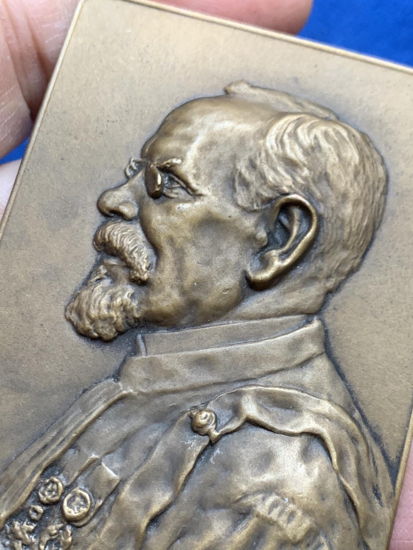 《竞宝斋》第452场 周日，周一 2场连拍 （全场包邮，欢迎送拍） 名家De Herain1927年作比利时医学教授M·拉努瓦纪念大铜章 129.9克 50*75.3mm 三角铜标 双面高浮雕