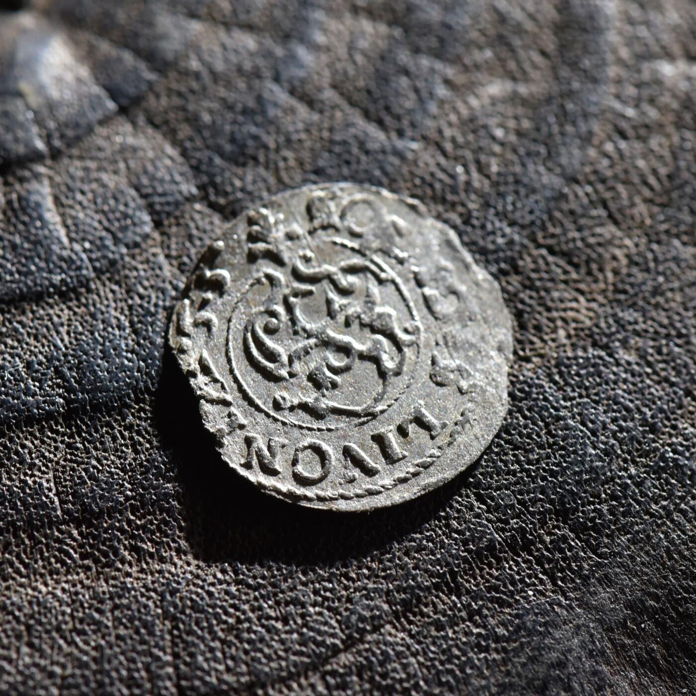 【良泉】第45期【直播场】1月15日晚19.30点开拍！ 208组，西方古代钱币、丝路古珠杂项专场 【美品】公元1655年【瑞典·利沃尼亚】克里斯蒂娜女王，银索利多，0.38克