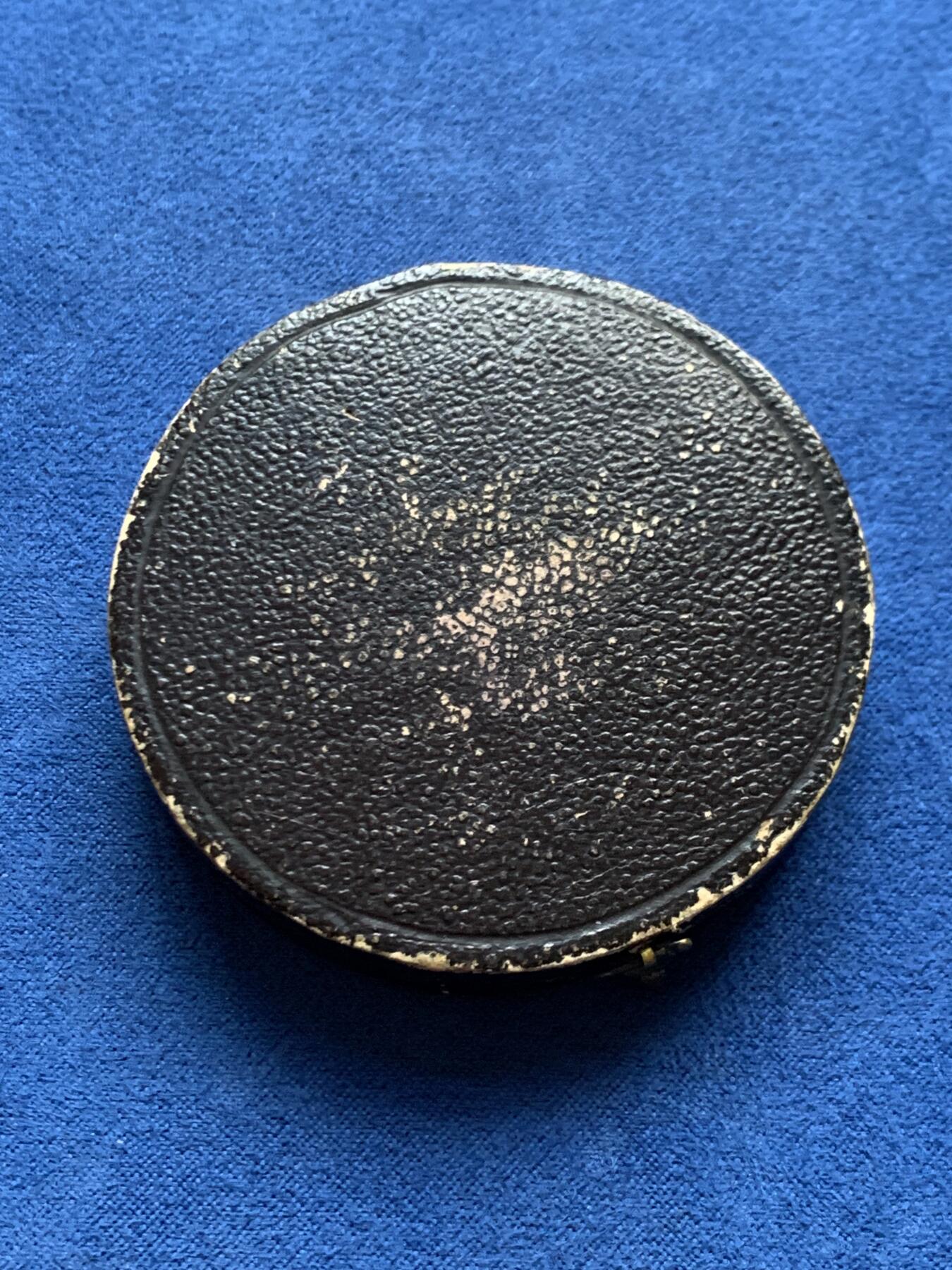 《竞宝斋》第452场 周日，周一 2场连拍 （全场包邮，欢迎送拍） 名家CAQUÉ作 拿破仑三世时期丝绸工人互助与退休基金创立纪念铜章 68克 50mm 手指铜标 带盒 原铸好品