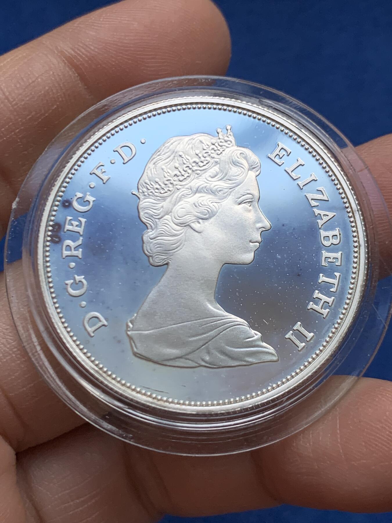 《竞宝斋》第452场 周日，周一 2场连拍 （全场包邮，欢迎送拍） 英国1980年女王母亲80岁大寿25便士克朗型纪念银币