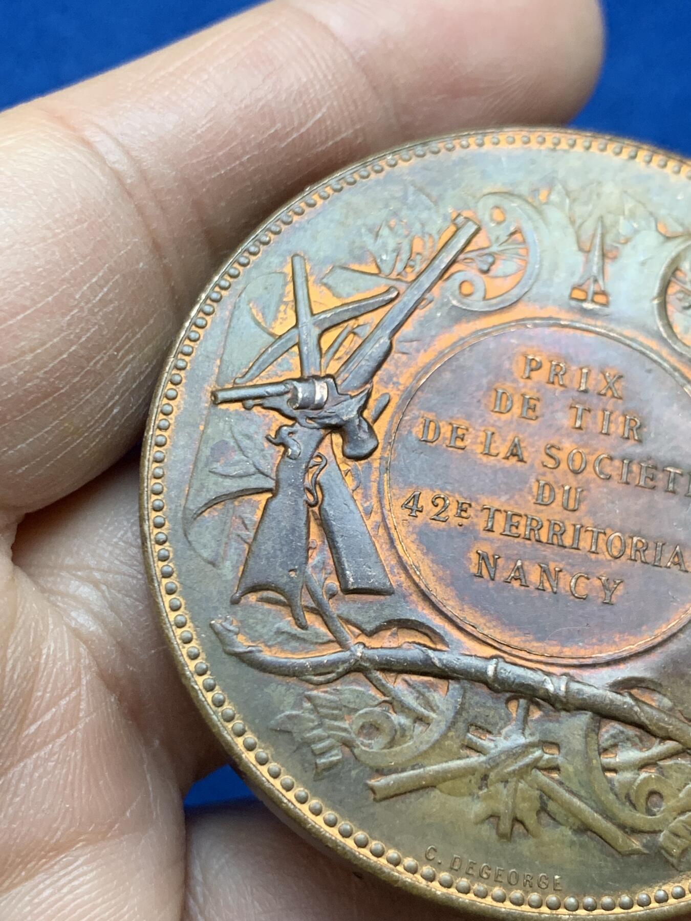 《竞宝斋》第452场 周日，周一 2场连拍 （全场包邮，欢迎送拍） 法国南希射击俱乐部镀金铜章 59.3克 50.5mm丰饶角铜标