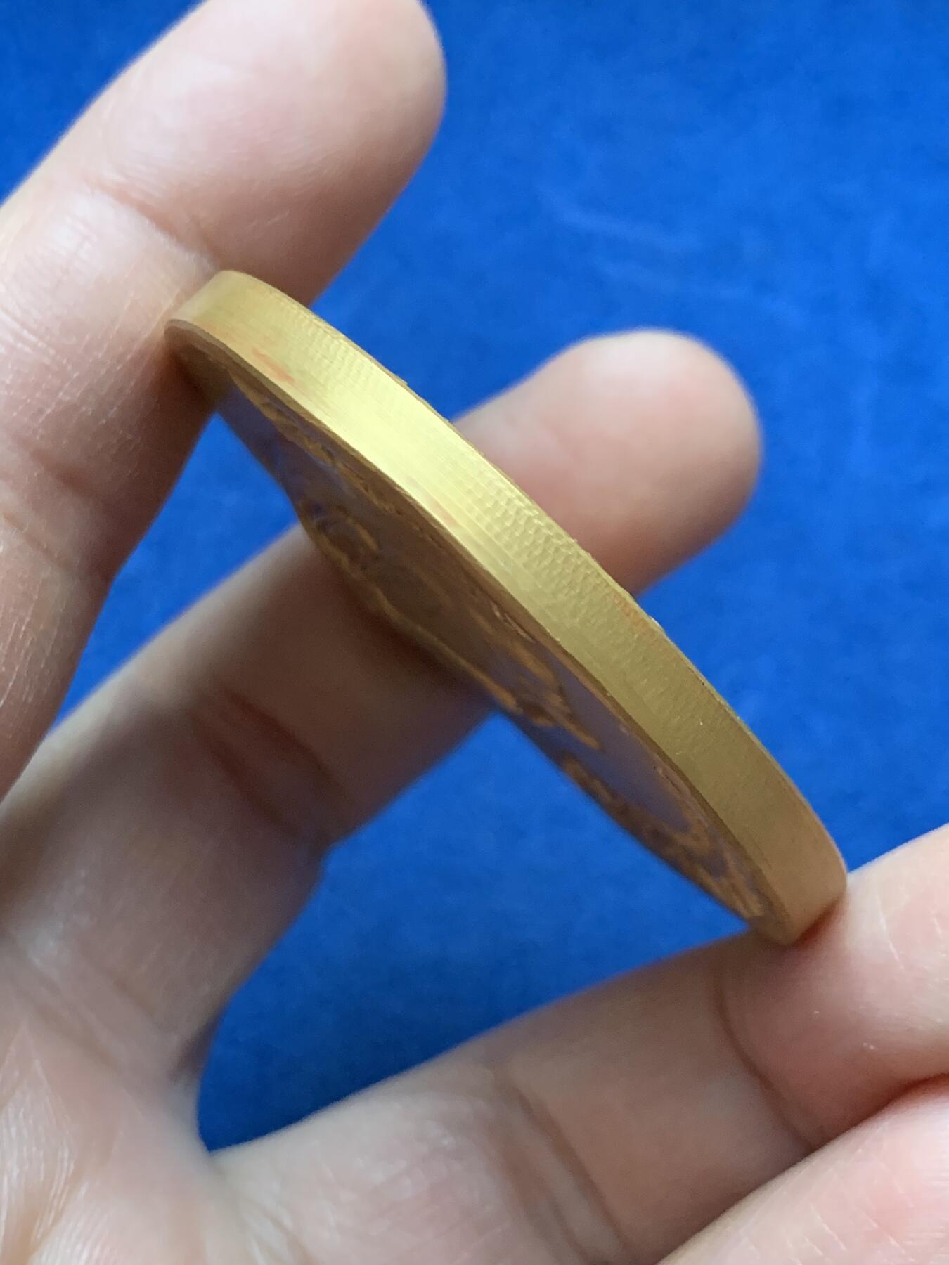 《竞宝斋》第452场 周日，周一 2场连拍 （全场包邮，欢迎送拍） 瑞士1983年镀金大铜章，著名作家F.Glico作品，复古设计，直径：49.6mm，重量：74、克。