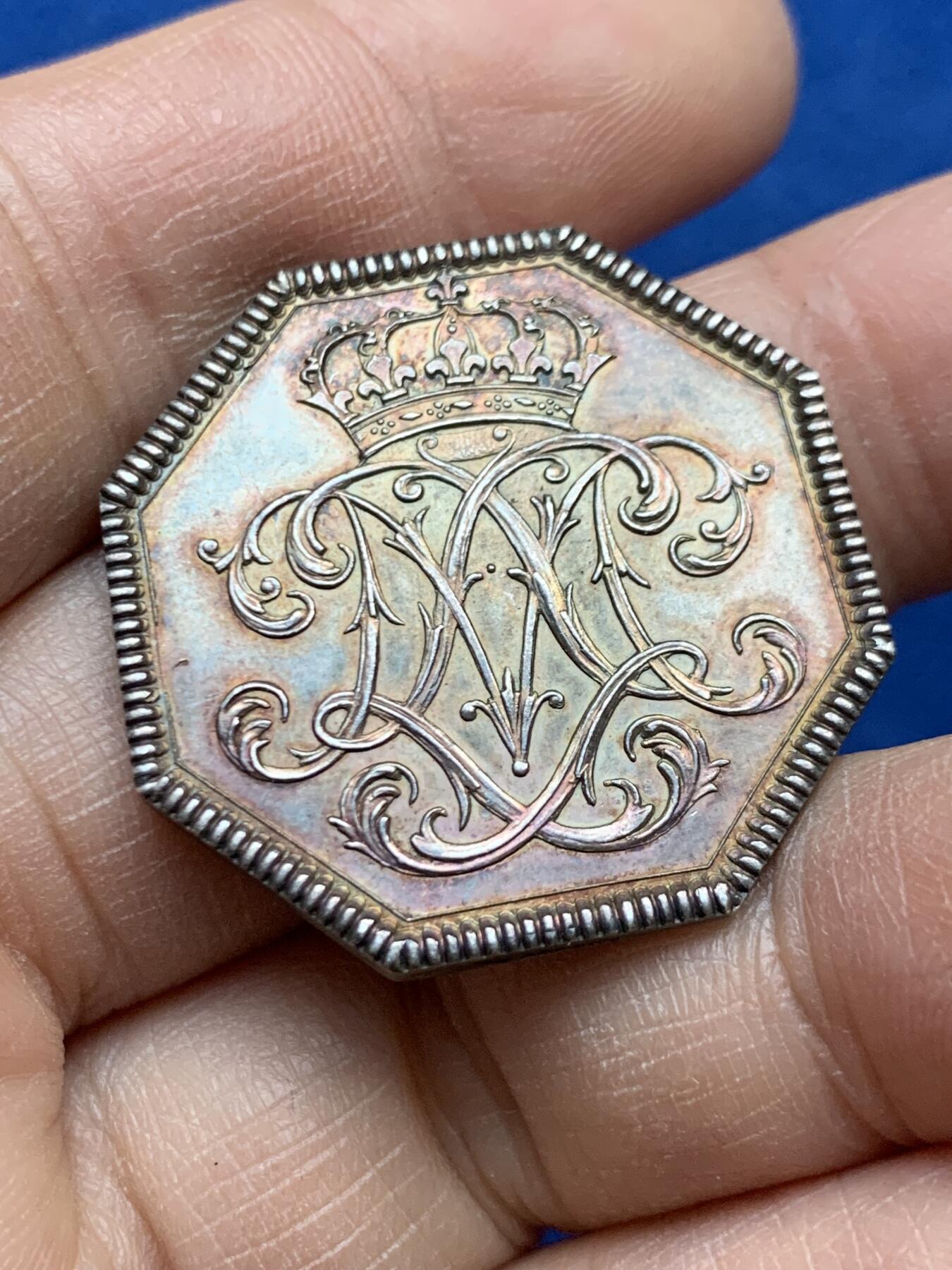 《竞宝斋》第452场 周日，周一 2场连拍 （全场包邮，欢迎送拍） 法国皇室八角银质代币，少见品。保存状态很好，表面几乎无损伤。直径：31mm，重：14g，丰饶角银标。细节见图