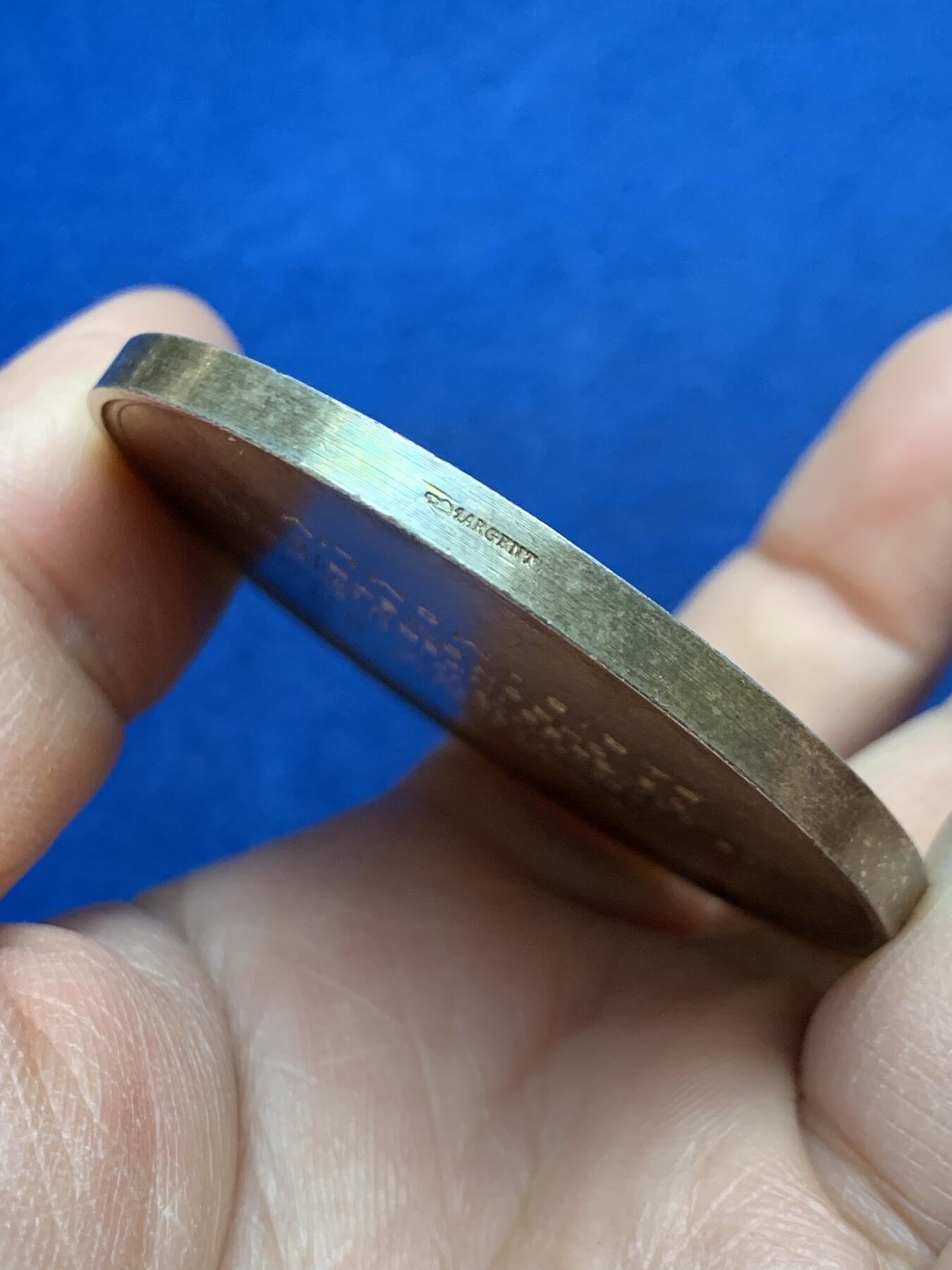 《竞宝斋》第452场 周日，周一 2场连拍 （全场包邮，欢迎送拍） 致法兰西共和国总统勒内·科蒂先生 巴黎国际计时学大会纪念大银章 73.8克 54.2mm 丰饶角1银