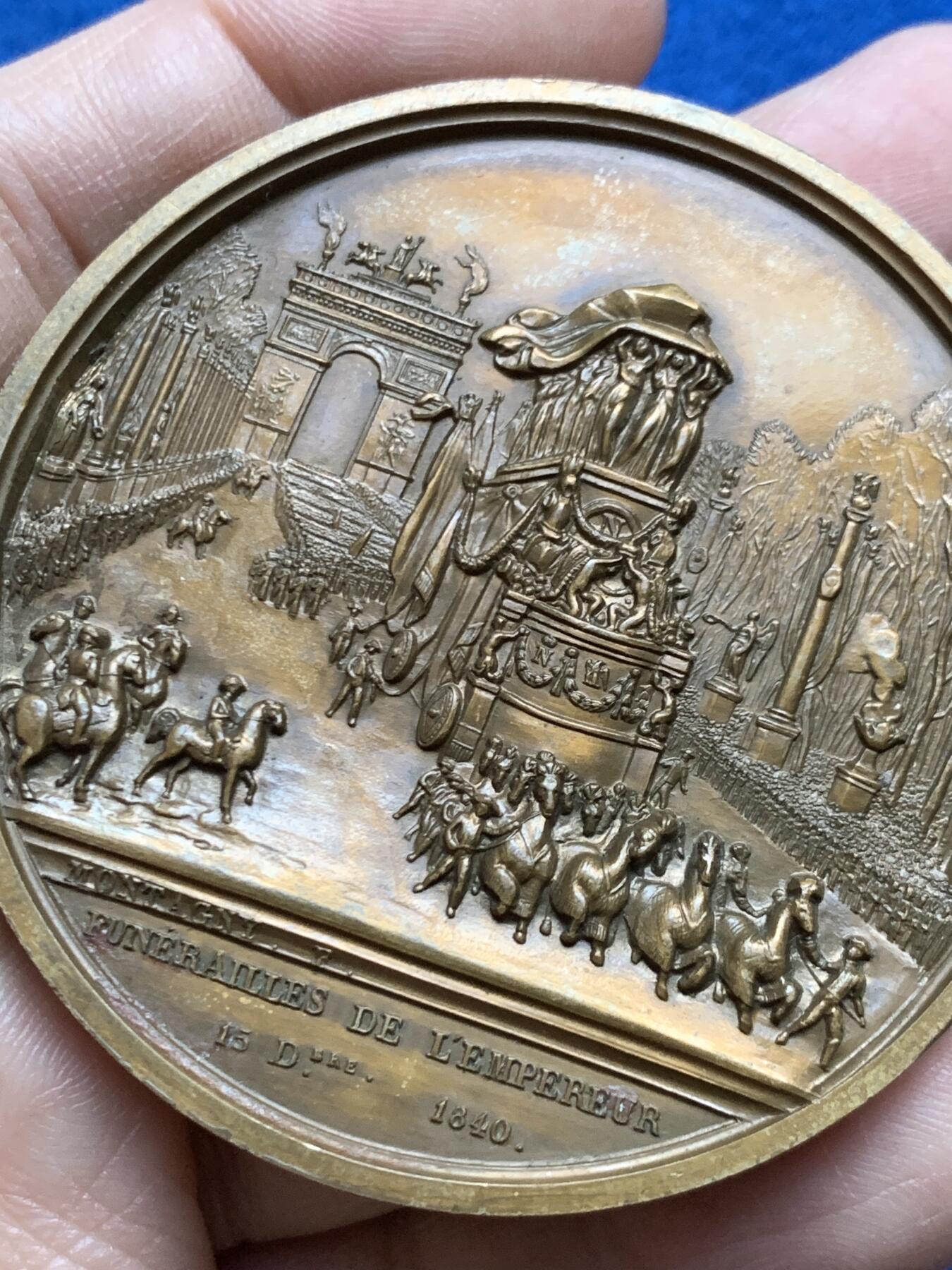 《竞宝斋》第452场 周日，周一 2场连拍 （全场包邮，欢迎送拍） 法国1840年拿破仑巴黎葬礼大型铜章，场面刻画恢弘大气，在后铸版本里细节体现已经非常好了，直径58.5mm，重105克，带盒