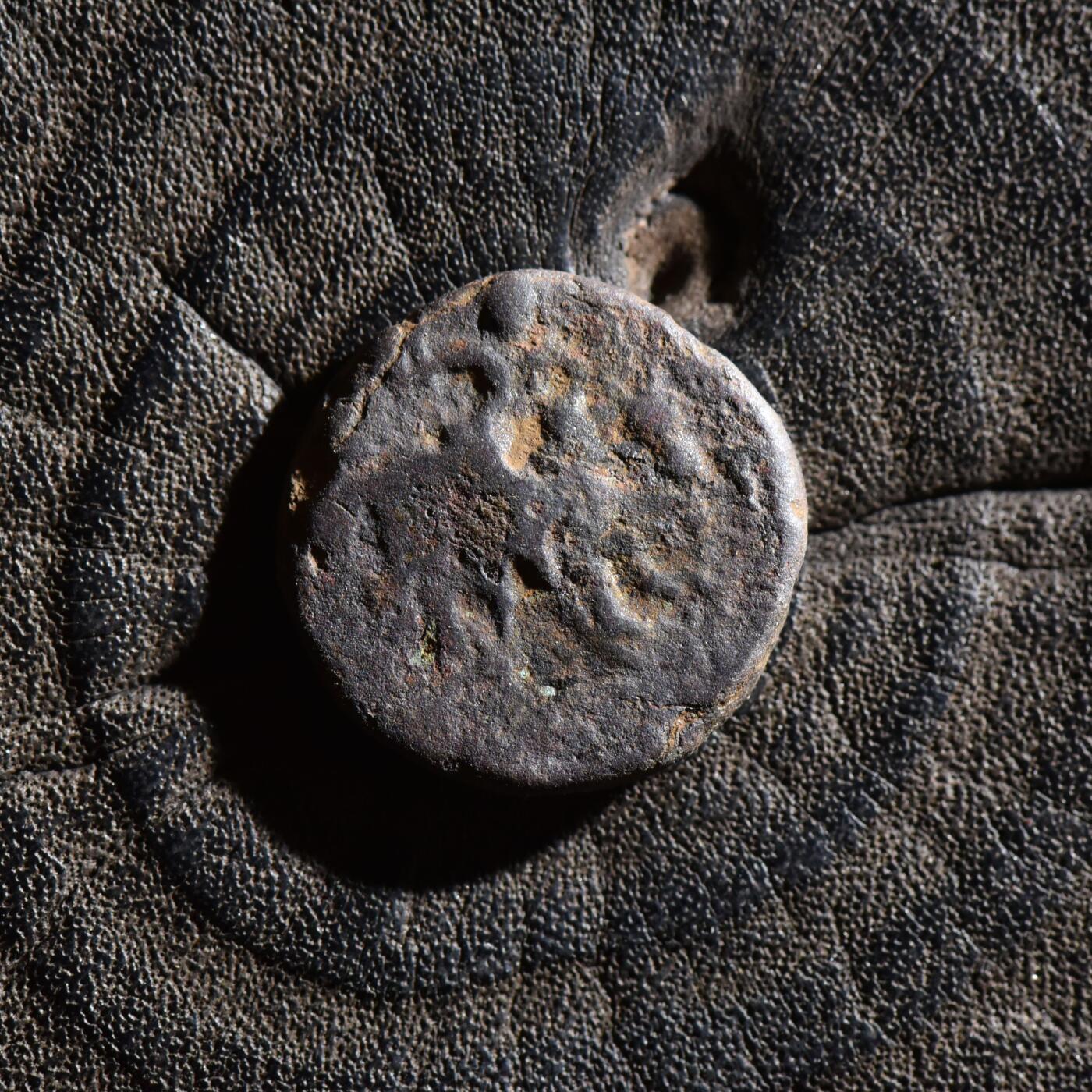 【良泉】第45期【直播场】1月15日晚19.30点开拍！ 208组，西方古代钱币、丝路古珠杂项专场 【小面值版】公元100-128年【贵霜帝国】第三任国王，威玛·卡迪菲兹（阎膏珍）一德拉克马铜币，2.88克