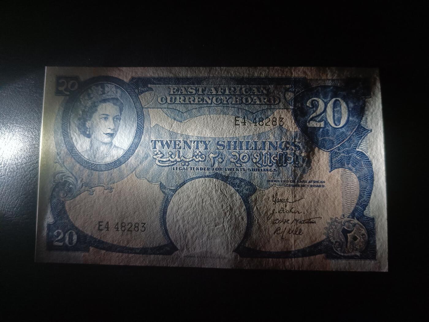 2026首期，总第211期 英属东非1961年20先令UNC背面左上极轻微黄，青年大皇冠女王，稀有的中高面值