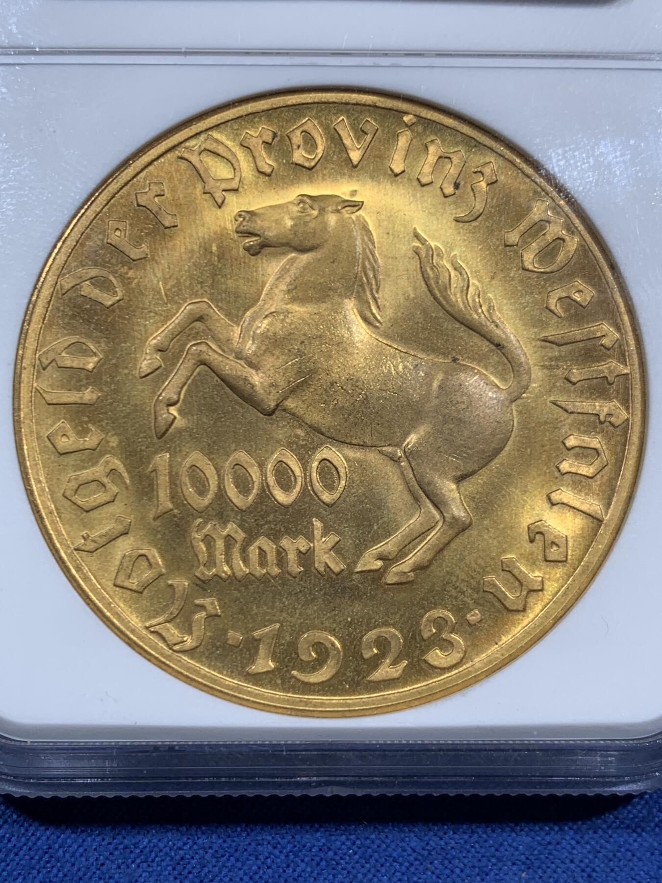 《竞宝斋》第452场 周日，周一 2场连拍 （全场包邮，欢迎送拍） NGC MS65 德国1923年德紧威斯特法伦马币 10000马克镀金铜币，镀层相对完整，漂亮，金光闪闪。