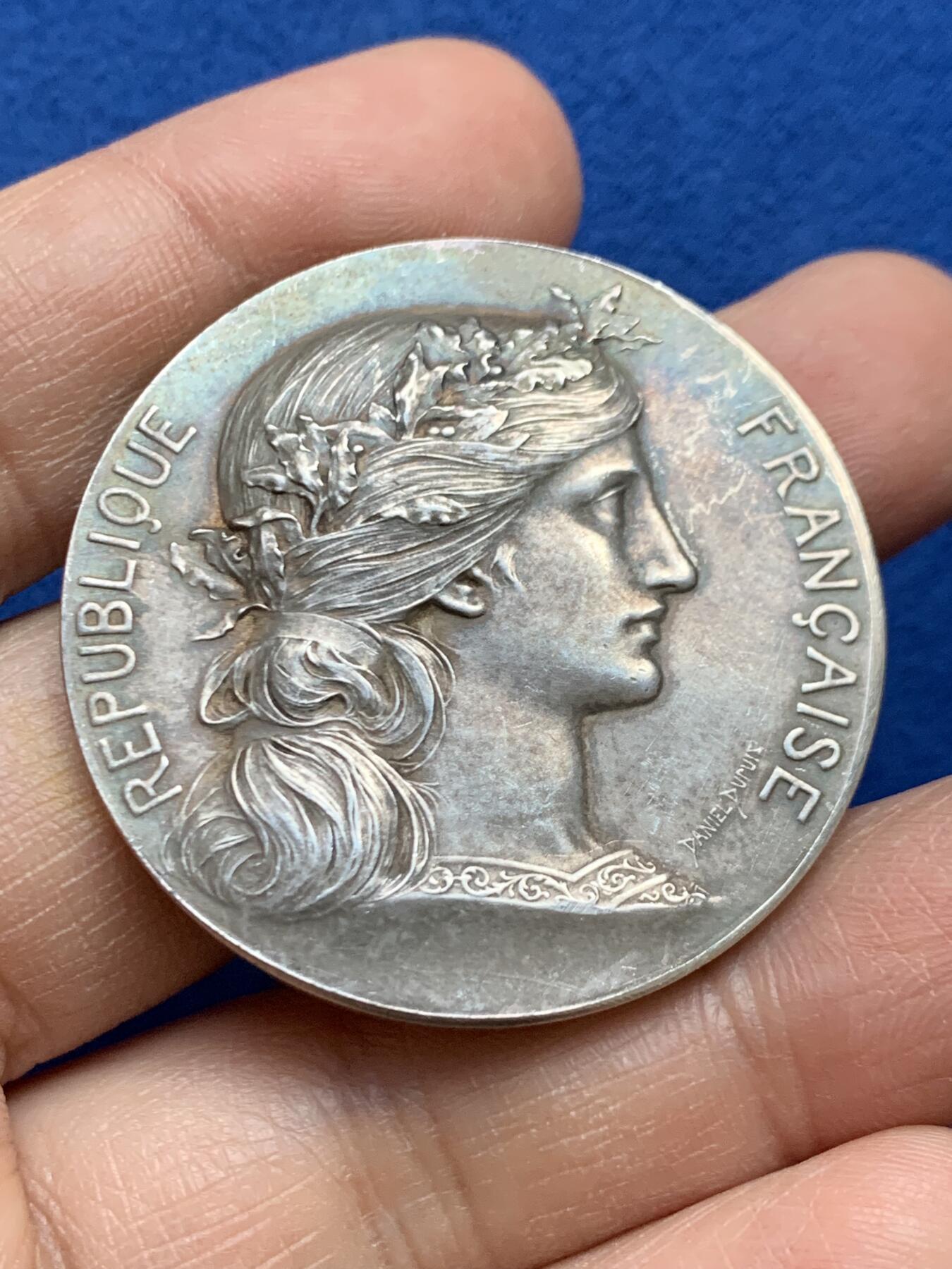 《竞宝斋》第452场 周日，周一 2场连拍 （全场包邮，欢迎送拍） 法国加来海峡省学校图书馆纪念银章 38.5克 41.5mm 丰饶角银标