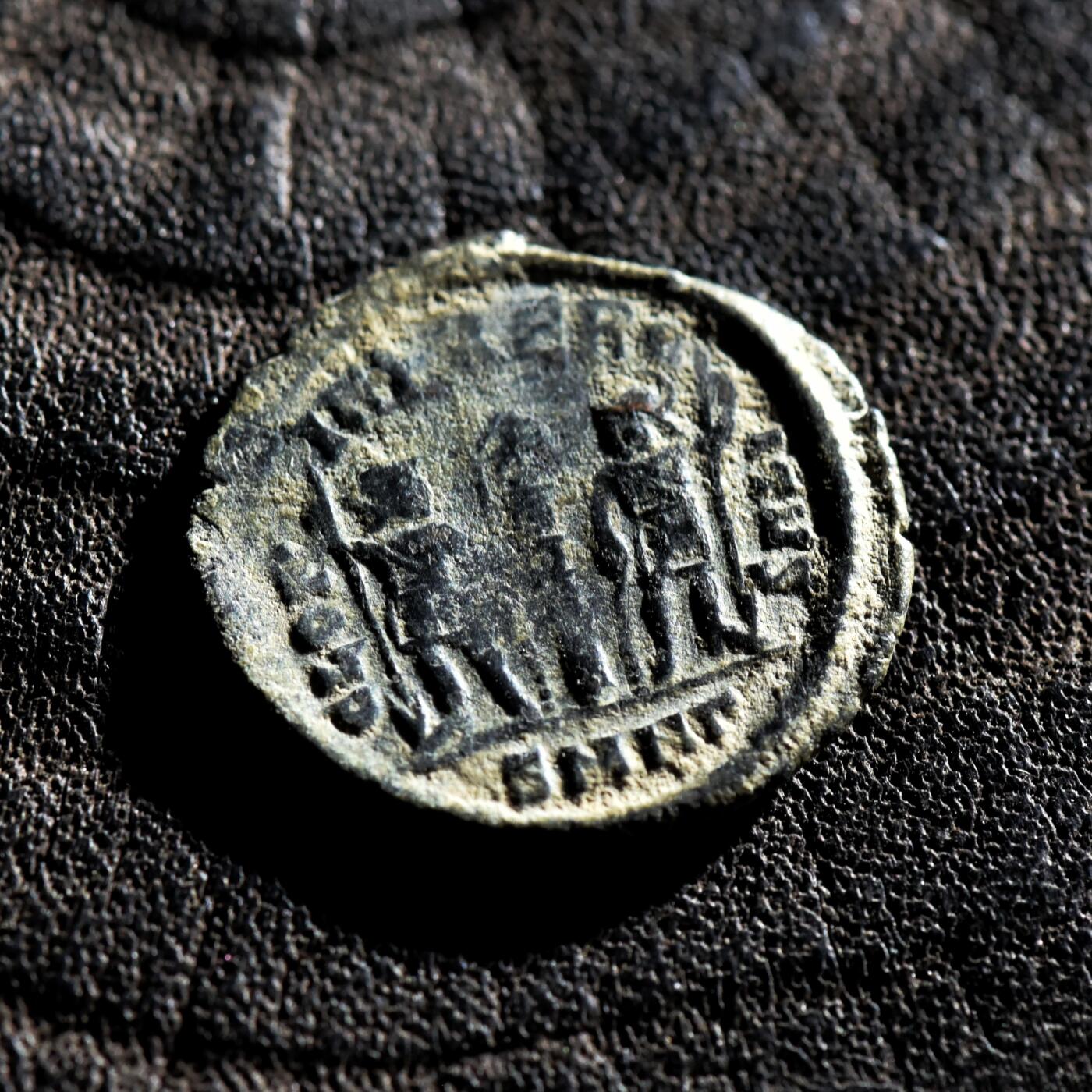 【良泉】第45期【直播场】1月15日晚19.30点开拍！ 208组，西方古代钱币、丝路古珠杂项专场 【美品】公元337-361年【古罗马】君士坦提乌斯二世“士兵军旗”铜币，尼科墨底亚造币厂打制，1.26克