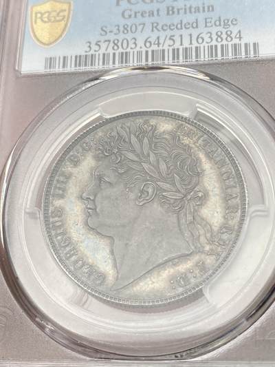 万国钱币拍卖第058期（万国新年大拍） PCGS PR64 1820英国乔治四世三花精制半克朗 极其罕见的精制版本 一颗精雕细琢的艺术品 象征英格兰的玫瑰，苏格兰的蓟草和爱尔兰的三叶草三位一体的围绕在汉诺威王朝的盾徽周围 将乔治四世时期的装饰艺术体现的淋漓尽致 在精制工艺的加持下更显华丽 双面英式乌云五彩镜面底板 顶级典藏品质