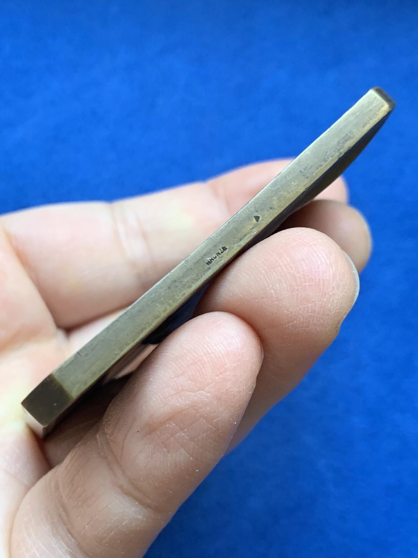 《竞宝斋》第452场 周日，周一 2场连拍 （全场包邮，欢迎送拍） 1909年纪念牙医克劳德·马丁大铜章 99.35克 51*63.2mm 三角铜标