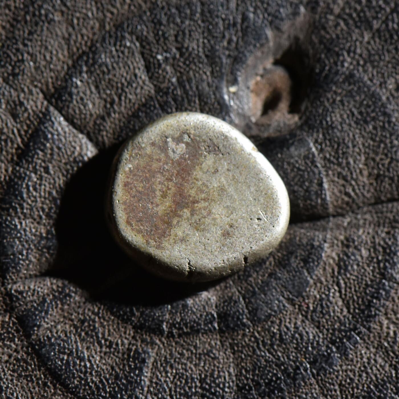 【良泉】第45期【直播场】1月15日晚19.30点开拍！ 208组，西方古代钱币、丝路古珠杂项专场 公元前3世纪【古印度】孔雀王朝【少见】圆形 1卡夏帕银币，2.9克