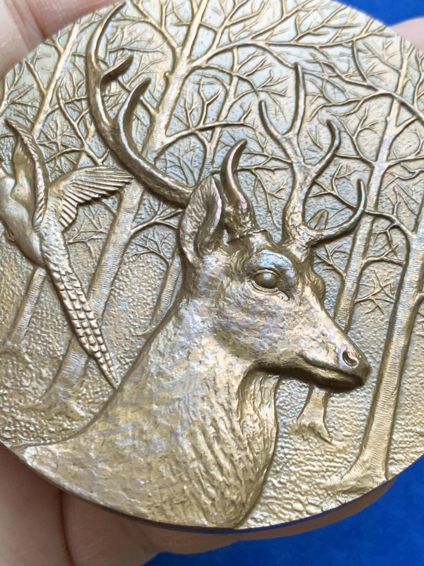 《竞宝斋》第452场 周日，周一 2场连拍 （全场包邮，欢迎送拍） 法国朗布依埃城堡鸟瞰景铜章 高浮雕景观 188.1克 71.2mm 丰饶角铜标