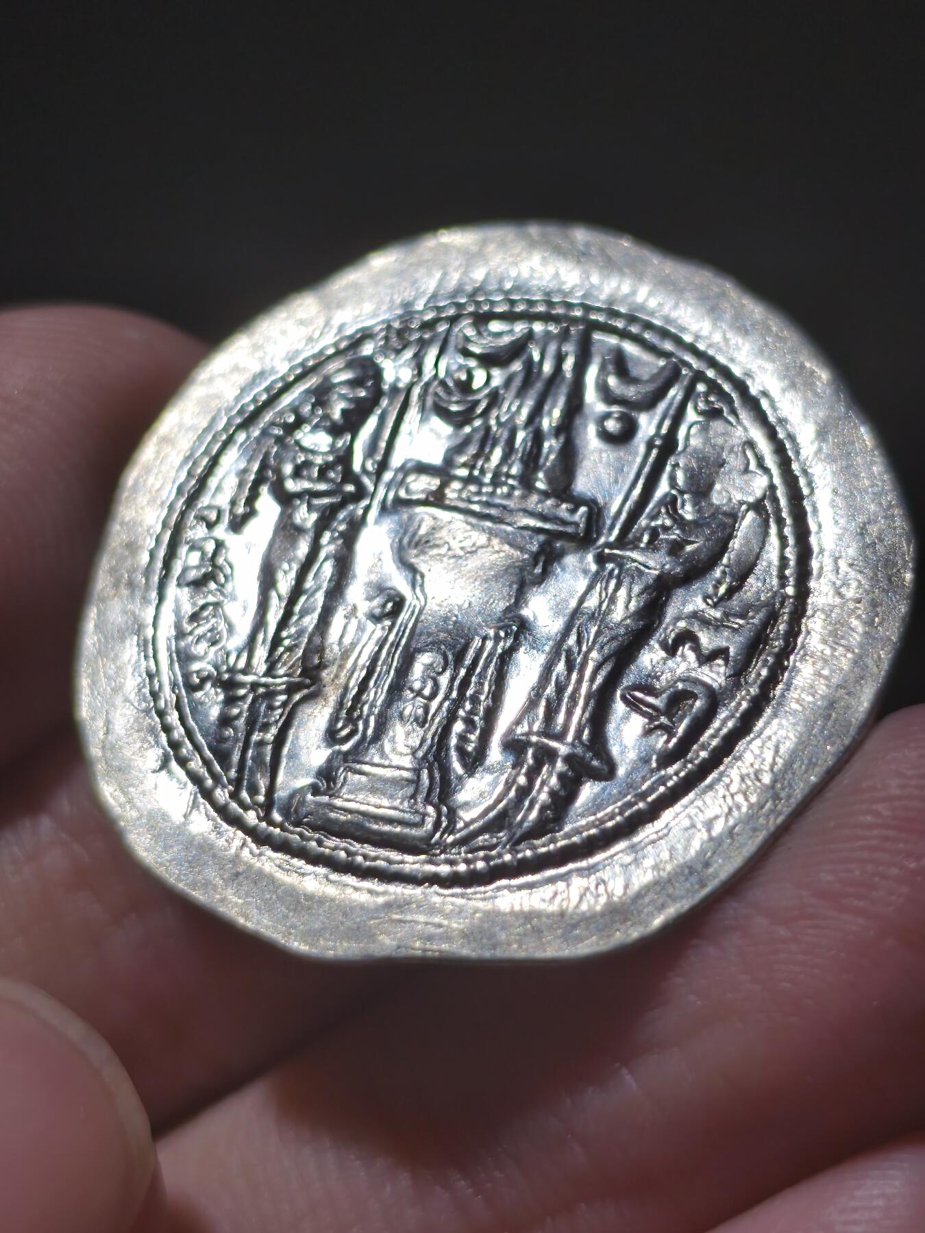 星盘世界钱币2026一月十日新年古典精品大拍 精彩纷呈 精品！萨珊帝国耶兹格德一世一德拉科马银币，光度非常不错，打制很漂亮