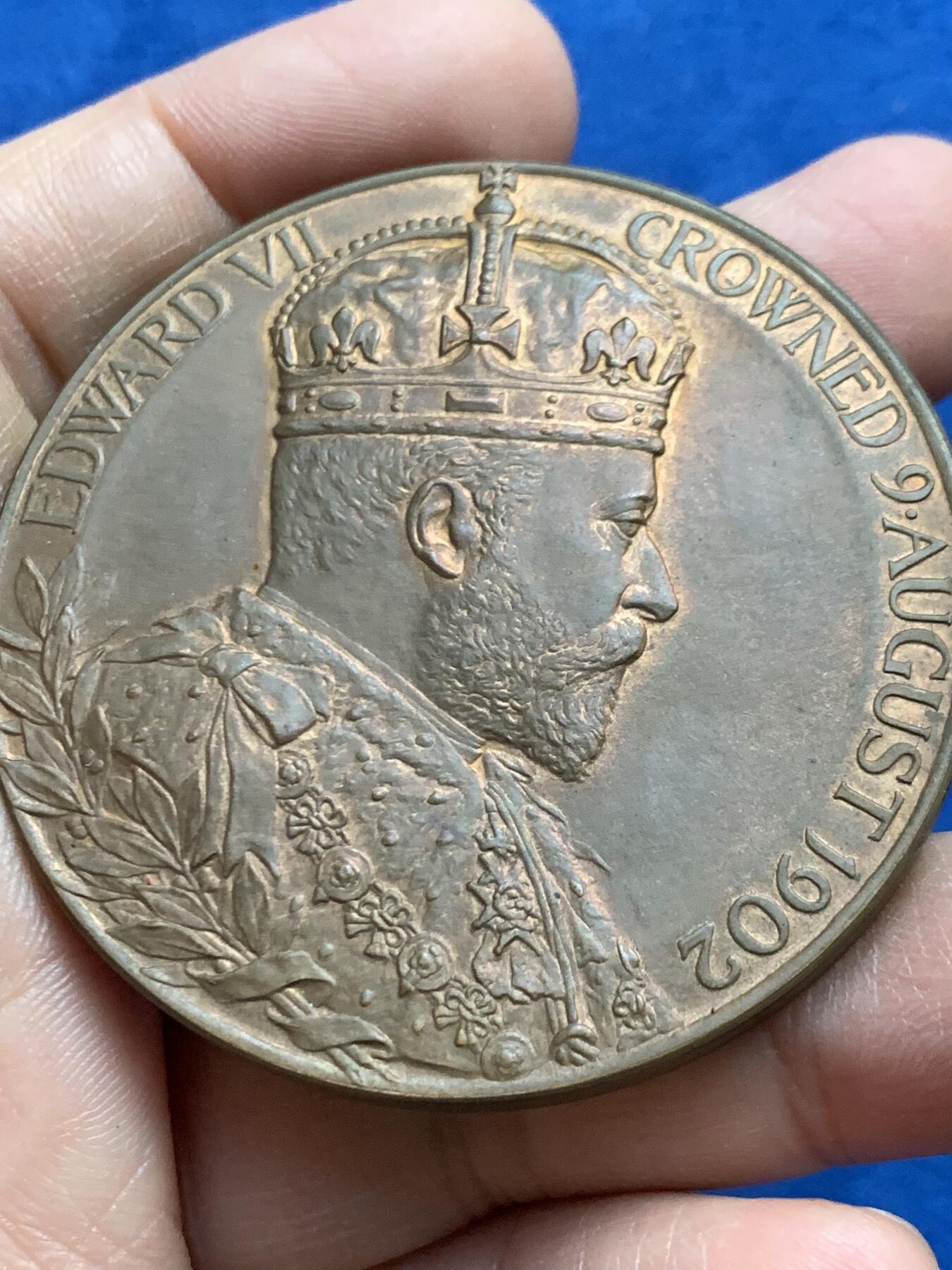 《竞宝斋》第452场 周日，周一 2场连拍 （全场包邮，欢迎送拍） 英国 1902年 爱德华七世夫妇加冕典礼纪念大铜章 巧克力包浆 81.45克 55.2mm 原盒