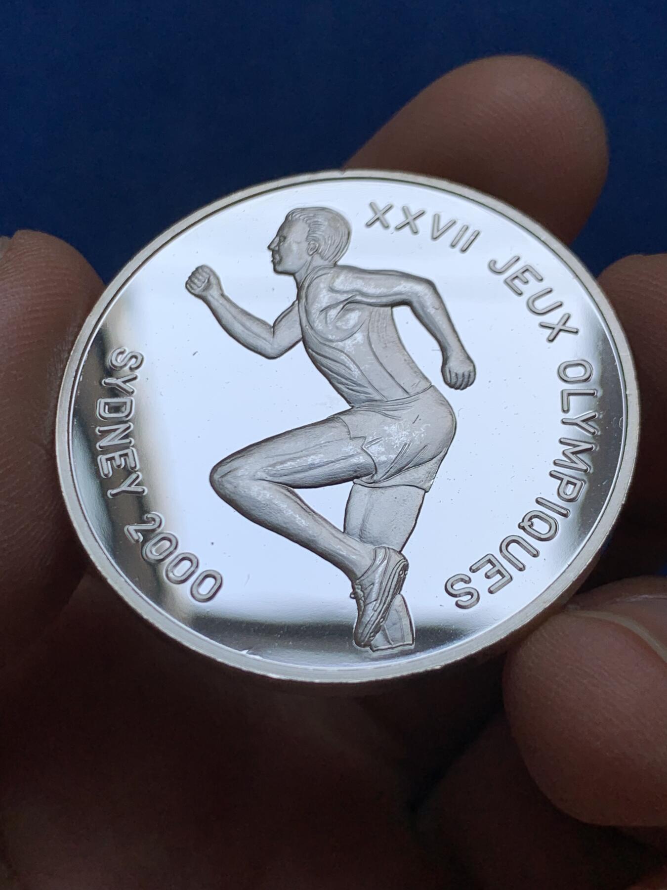 《竞宝斋》第452场 周日，周一 2场连拍 （全场包邮，欢迎送拍） 刚果1999年纪念2000年悉尼奥运会10F银币 925银 23.3克