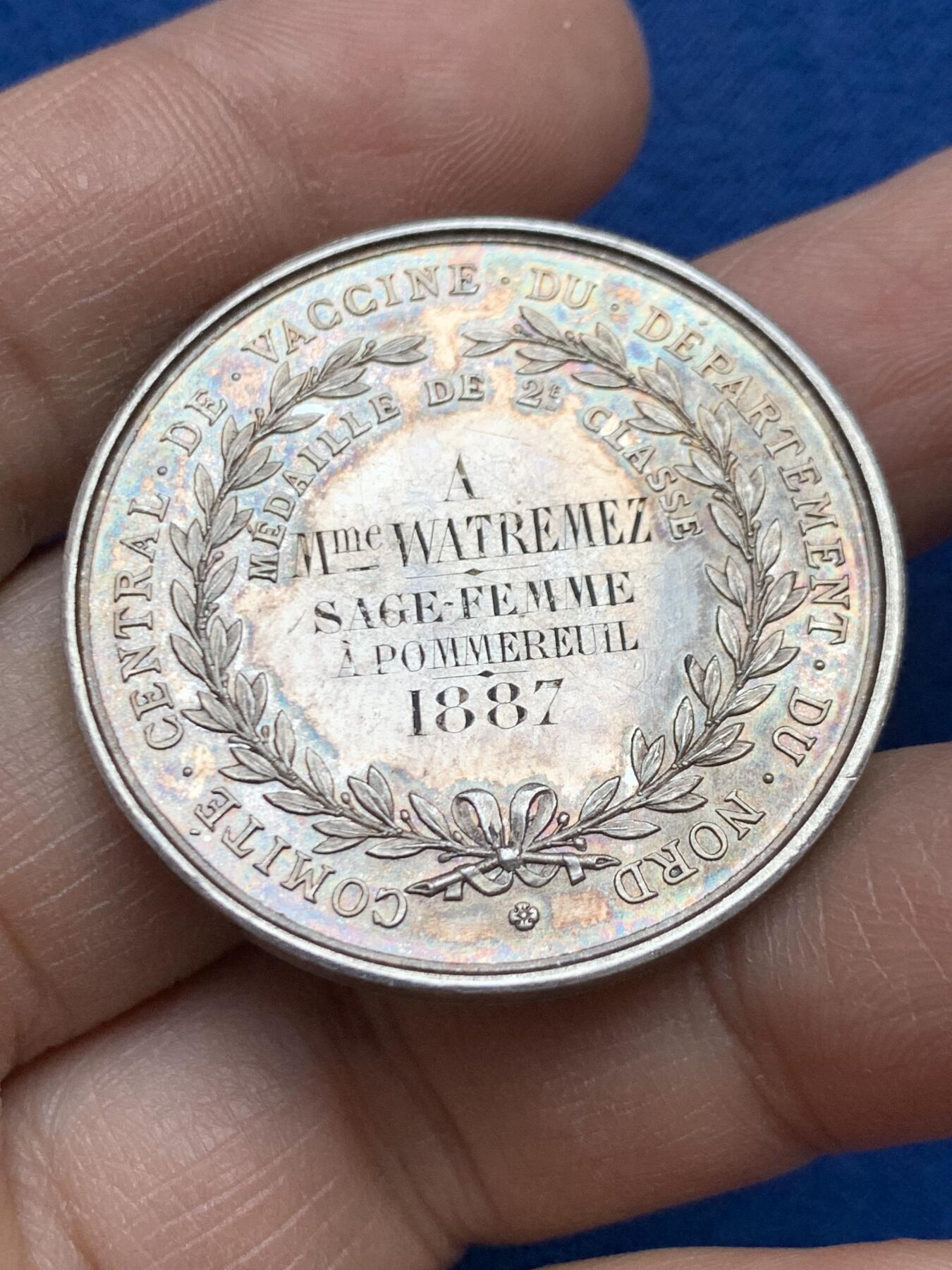 《竞宝斋》第452场 周日，周一 2场连拍 （全场包邮，欢迎送拍） 1887年北部省疫苗接种中央委员会颁发银质纪念章，20.45克，36.3mm，丰饶角银，正面 爱德华·詹纳（1749-1823）为天花疫苗的发明