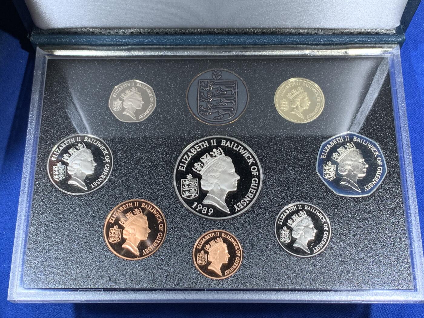 《竞宝斋》第452场 周日，周一 2场连拍 （全场包邮，欢迎送拍） 根西岛1989年精制套币 册装 英国皇家造币厂出品 包含2镑纪念币  品相好