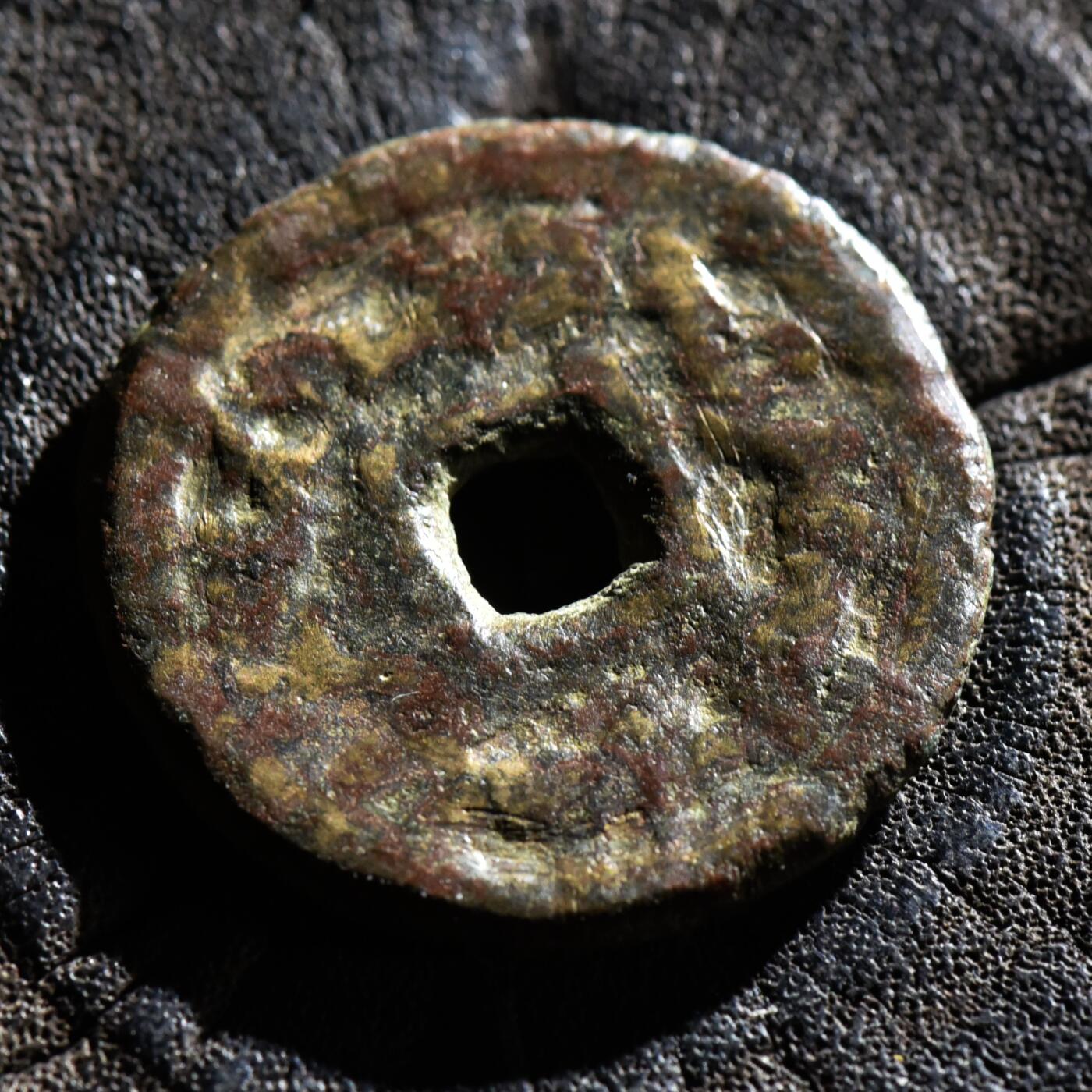 【良泉】第45期【直播场】1月15日晚19.30点开拍！ 208组，西方古代钱币、丝路古珠杂项专场 【厚重】公元716-738年【粟特】突骑施铜币超大样，苏禄可汗所铸（相当于唐玄宗李隆基开元年间早期）5.12克