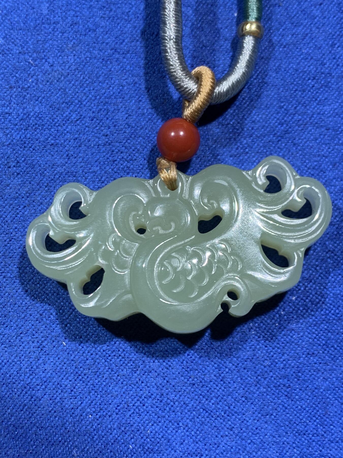 《竞宝斋》第452场 周日，周一 2场连拍 （全场包邮，欢迎送拍） 两枚一组 蝎子玉雕刻小玩意+有凤来仪和田玉雕挂件，带证书。