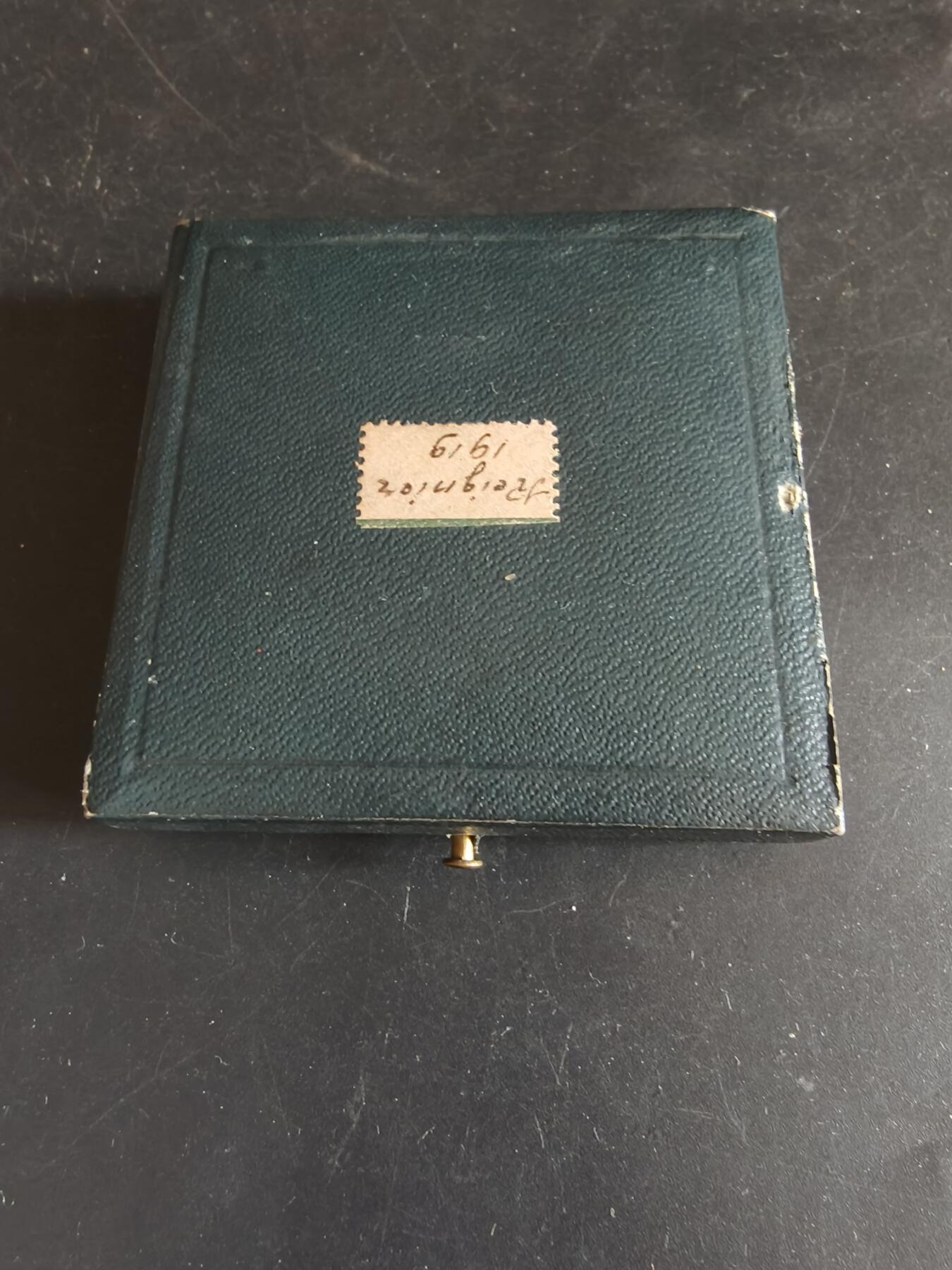 老王徽章第172期 法国圣朱利安昂日内瓦农业竞赛大铜章    原盒     直径50mm    重量51.1g      大师P.Grandhomme作品    