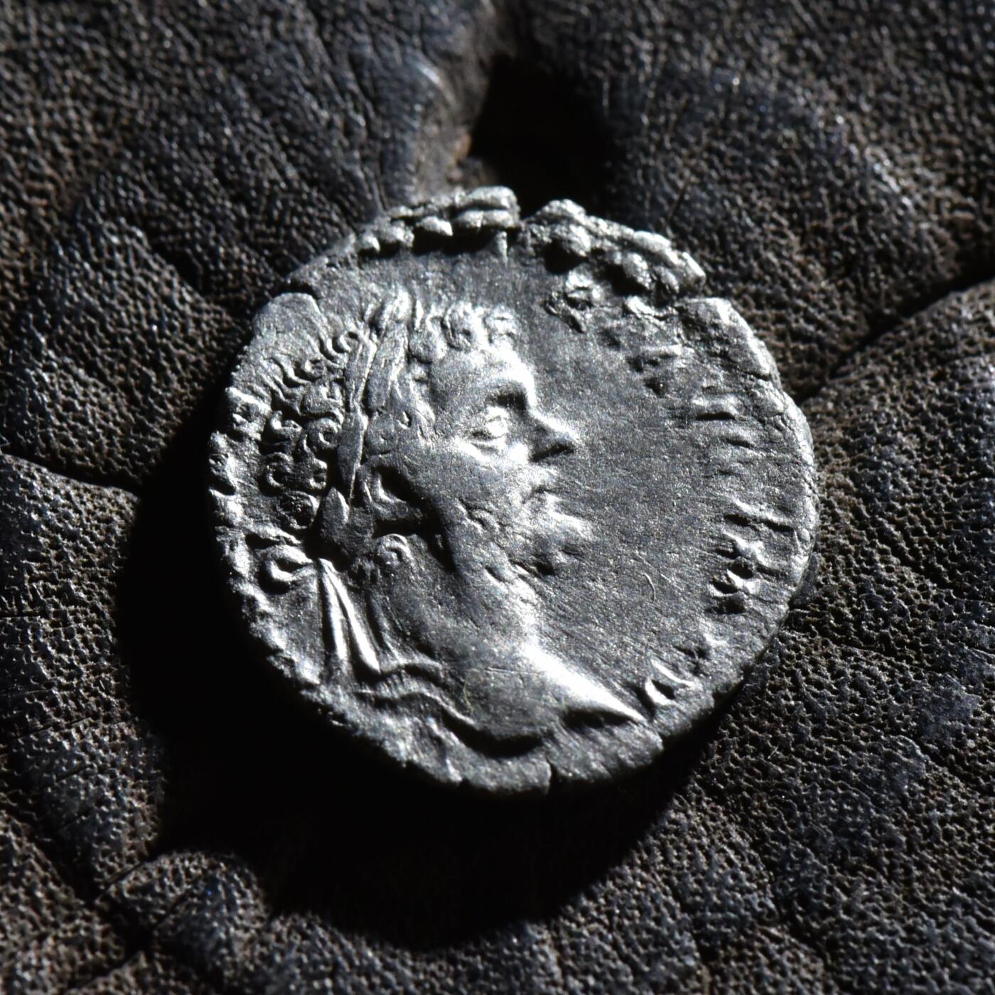 【良泉】第45期【直播场】1月15日晚19.30点开拍！ 208组，西方古代钱币、丝路古珠杂项专场 公元195年【古罗马】塞普提米乌斯·塞维鲁，背胜利女神，铭文ARAB ADIAB COS II P P（征服阿拉伯，征服阿迪亚贝尼，第二次担任执政官，国父）第纳尔银币，2.14克