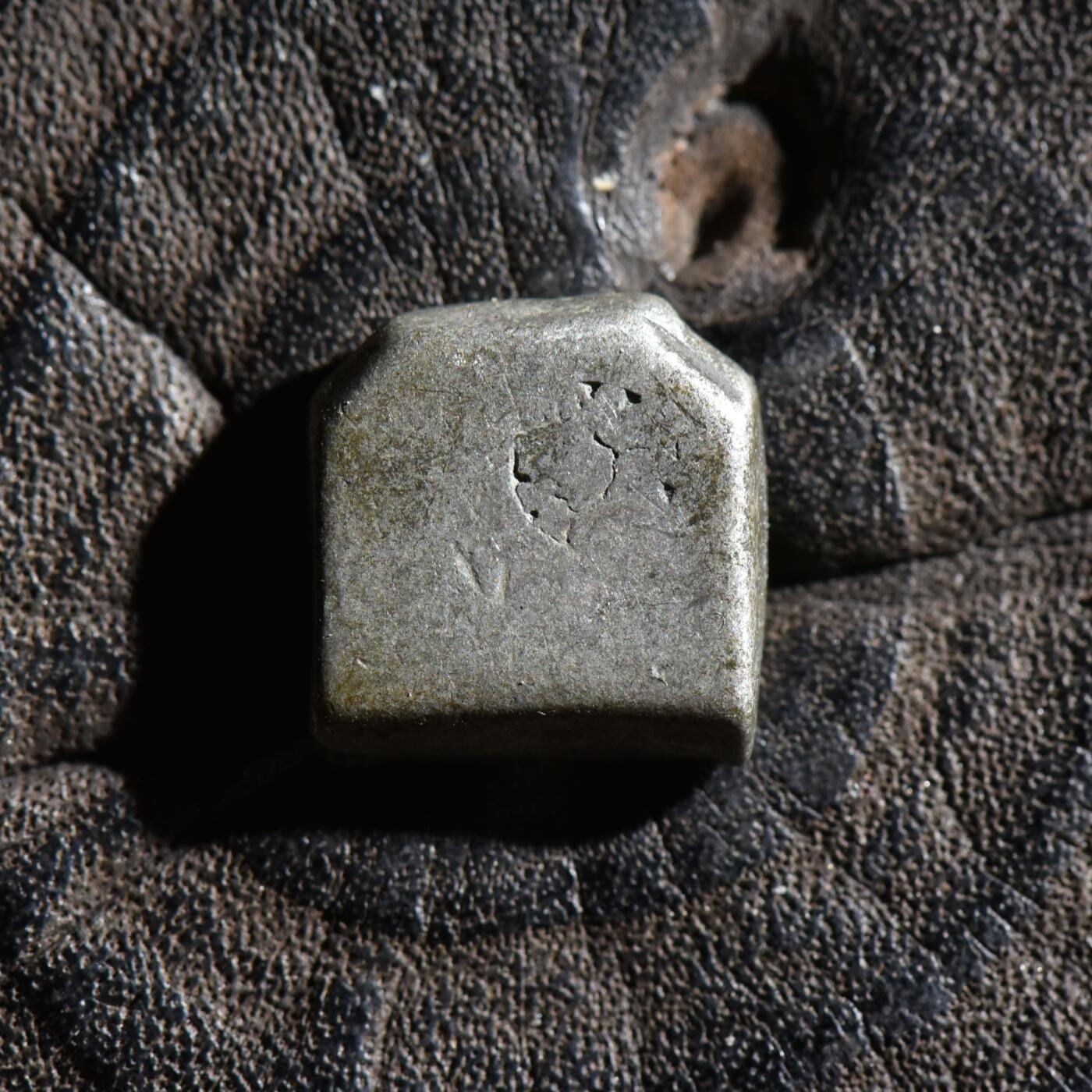 【良泉】第45期【直播场】1月15日晚19.30点开拍！ 208组，西方古代钱币、丝路古珠杂项专场 公元前3-2世纪【古印度】孔雀-巽加王朝，六臂符1卡夏帕银币，3.21克