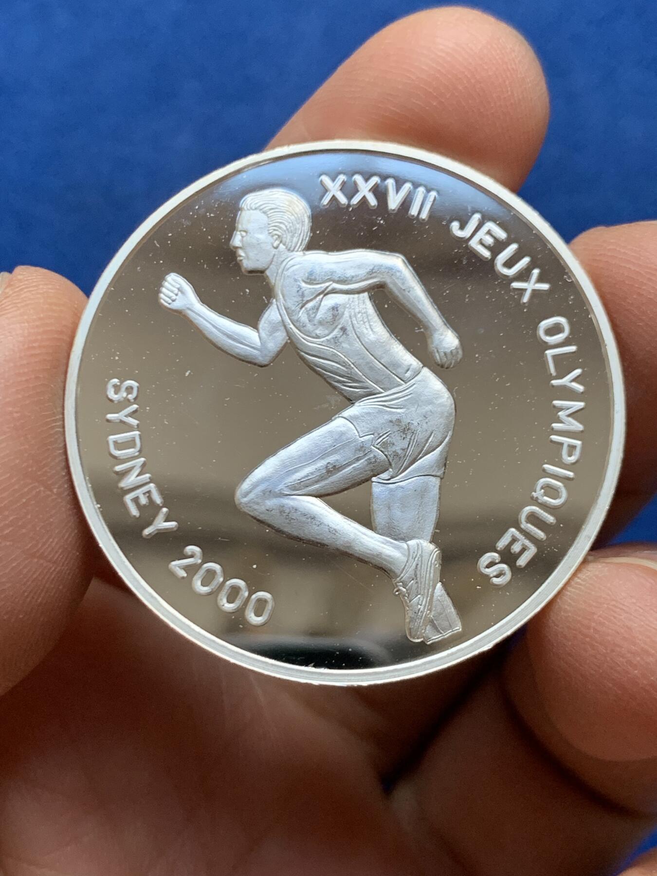 《竞宝斋》第452场 周日，周一 2场连拍 （全场包邮，欢迎送拍） 刚果1999年纪念2000年悉尼奥运会10F银币 925银 23.3克