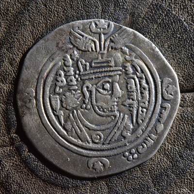 【良泉】第45期【直播场】1月15日晚19.30点开拍！ 208组，西方古代钱币、丝路古珠杂项专场 - 公元673-683年【阿拉伯-萨珊】伍麦叶王朝 巴士拉总督——乌贝德·阿拉·本·齐亚德，巴士拉造币厂打制，3.4克