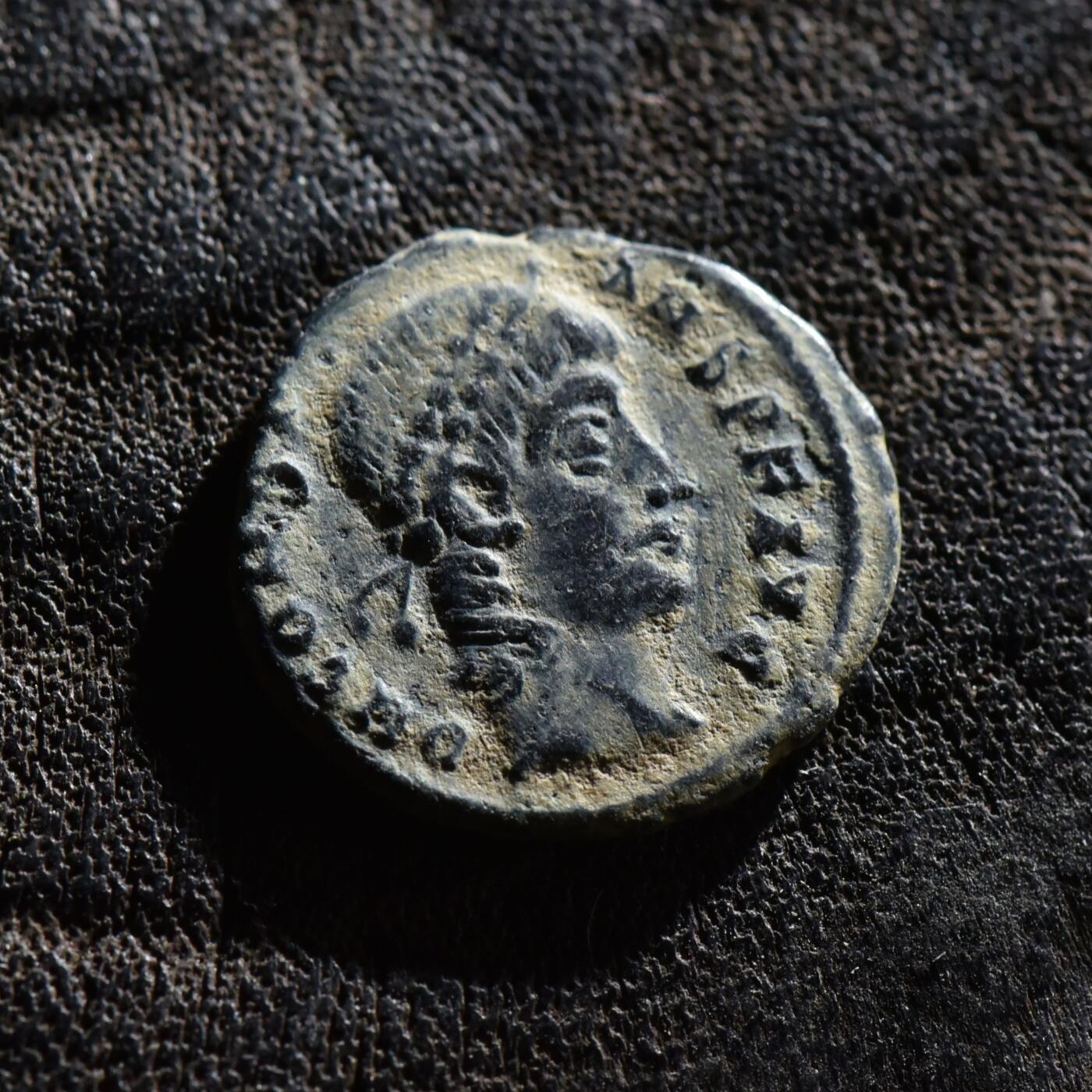 【良泉】第45期【直播场】1月15日晚19.30点开拍！ 208组，西方古代钱币、丝路古珠杂项专场 公元347-348年【古罗马】君士坦斯“誓愿”铜币，埃及亚历山大港造币厂打制，1.48克