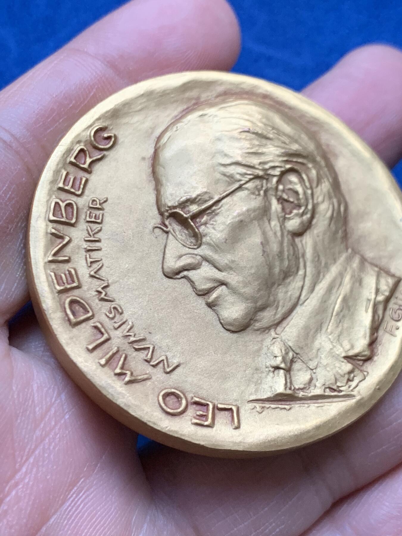 《竞宝斋》第452场 周日，周一 2场连拍 （全场包邮，欢迎送拍） 瑞士1983年镀金大铜章，著名作家F.Glico作品，复古设计，直径：49.6mm，重量：74、克。