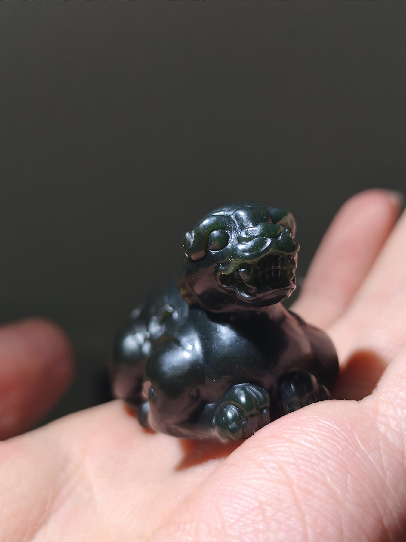 星盘世界钱币2026一月十日新年古典精品大拍 精彩纷呈 精品！当代和田玉且末黑青瑞兽，无结构极品细料长度64毫米，宽度31毫米，非常油润，克重大68.9克