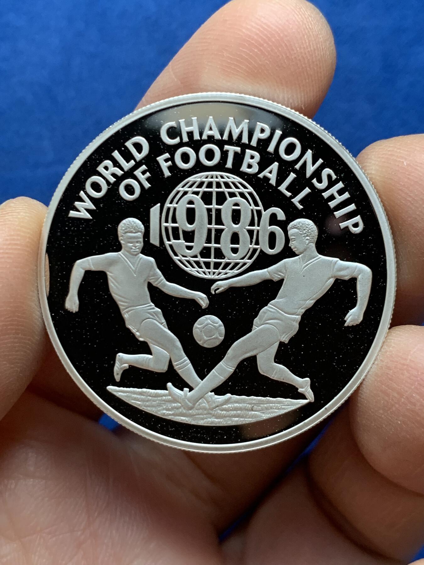 《竞宝斋》第452场 周日，周一 2场连拍 （全场包邮，欢迎送拍） 牙买加1986年墨西哥世界杯足球赛大银币 23.6g 925银