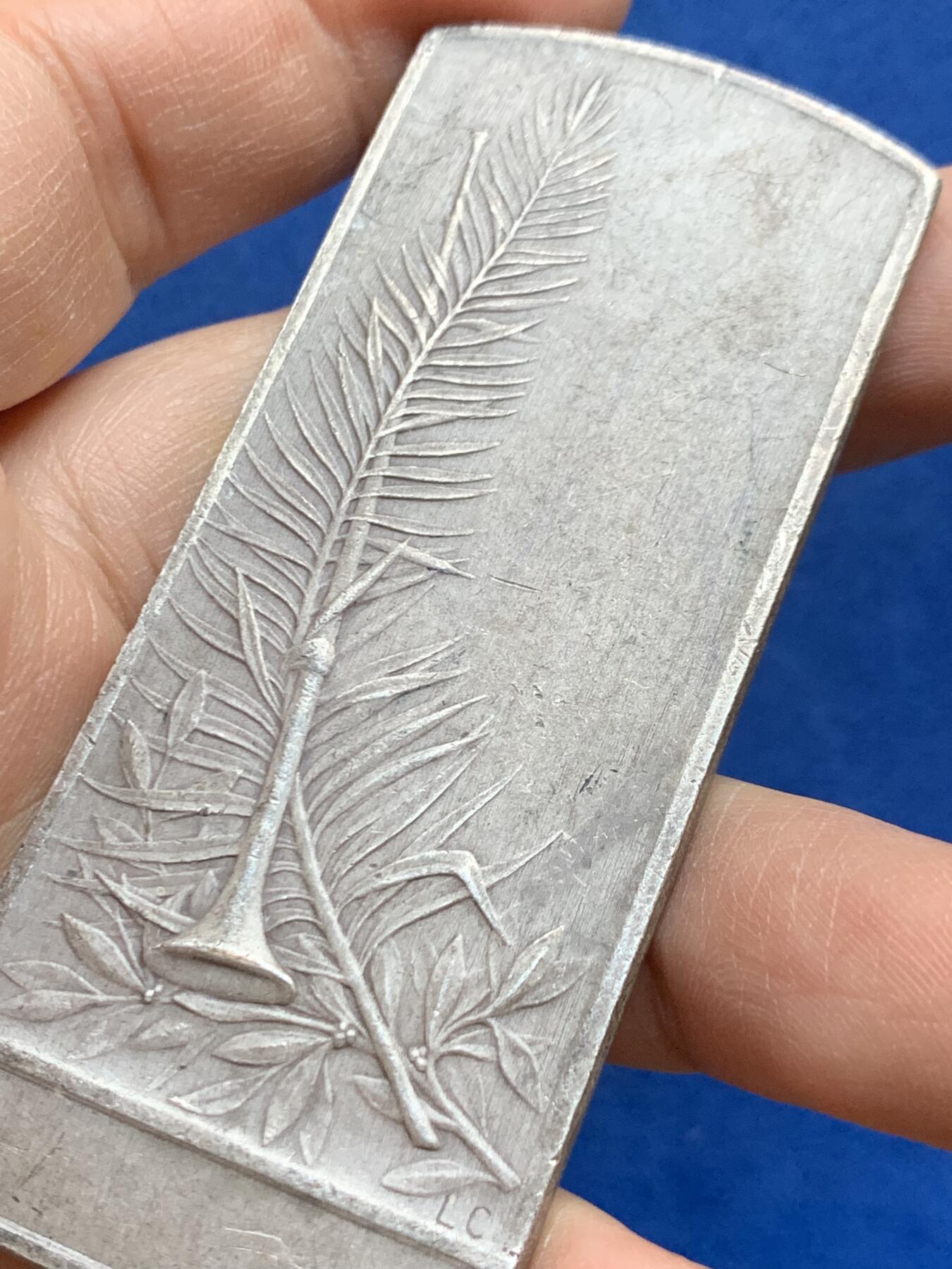 《竞宝斋》第452场 周日，周一 2场连拍 （全场包邮，欢迎送拍） 法国胜利天使镀银铜章 66.4克 34.2*80.7mm 丰饶角铜标