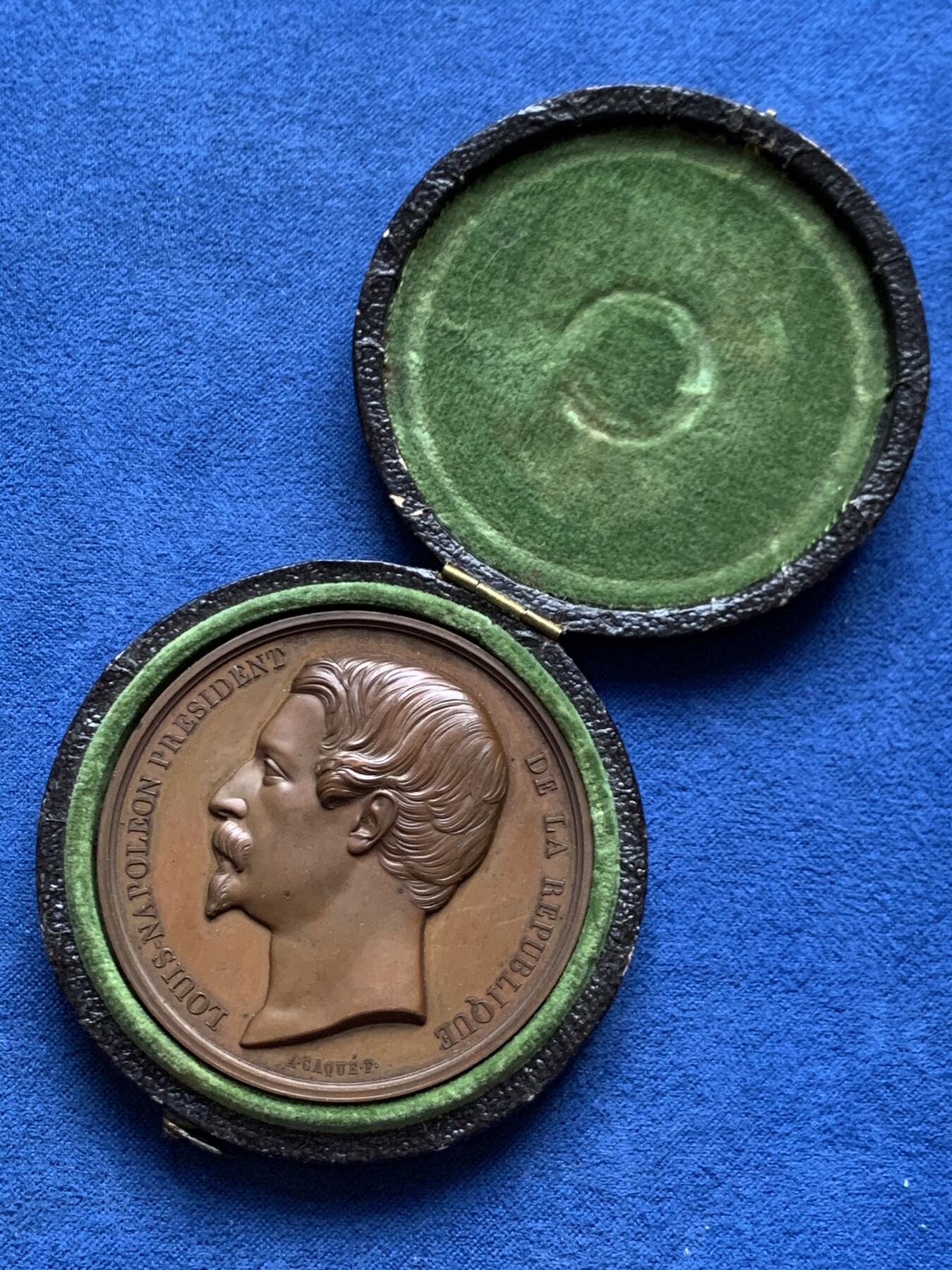 《竞宝斋》第452场 周日，周一 2场连拍 （全场包邮，欢迎送拍） 名家CAQUÉ作 拿破仑三世时期丝绸工人互助与退休基金创立纪念铜章 68克 50mm 手指铜标 带盒 原铸好品