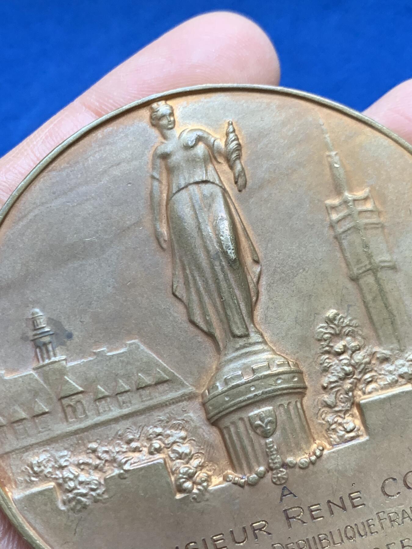 《竞宝斋》第452场 周日，周一 2场连拍 （全场包邮，欢迎送拍） 致法兰西共和国总统勒内·科蒂先生 里尔市功绩纪念章 105.4克 63.2mm 三角铜标