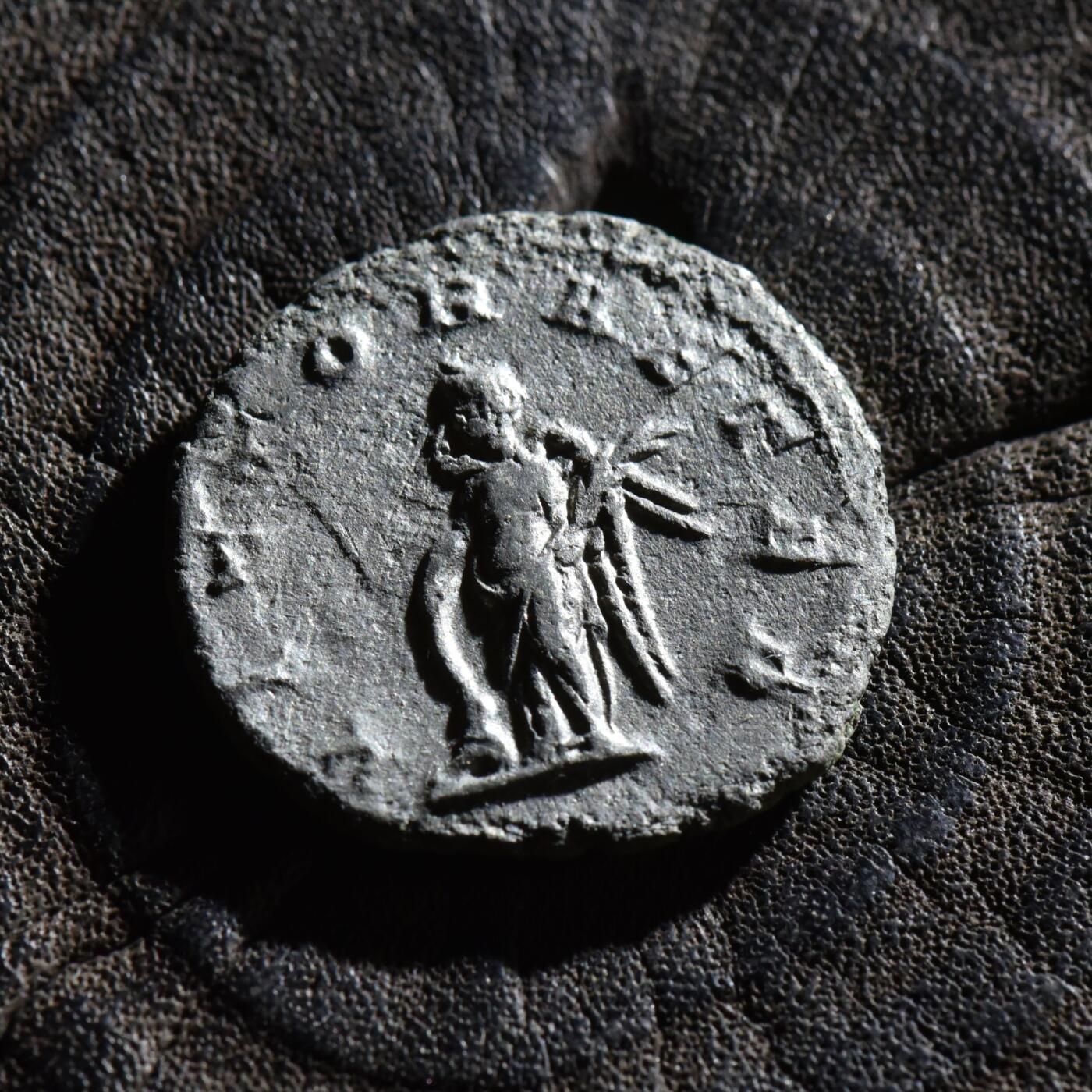 【良泉】第45期【直播场】1月15日晚19.30点开拍！ 208组，西方古代钱币、丝路古珠杂项专场 【藏家出品A】公元244年1月-2月，戈尔迪安三世，背胜利女神，铭文VICTOR AETER（永恒的胜利）此时正处于与萨珊军队作战中，戈三也死于这一场战争。罗马造币厂打制，安敦尼银币，2.38克