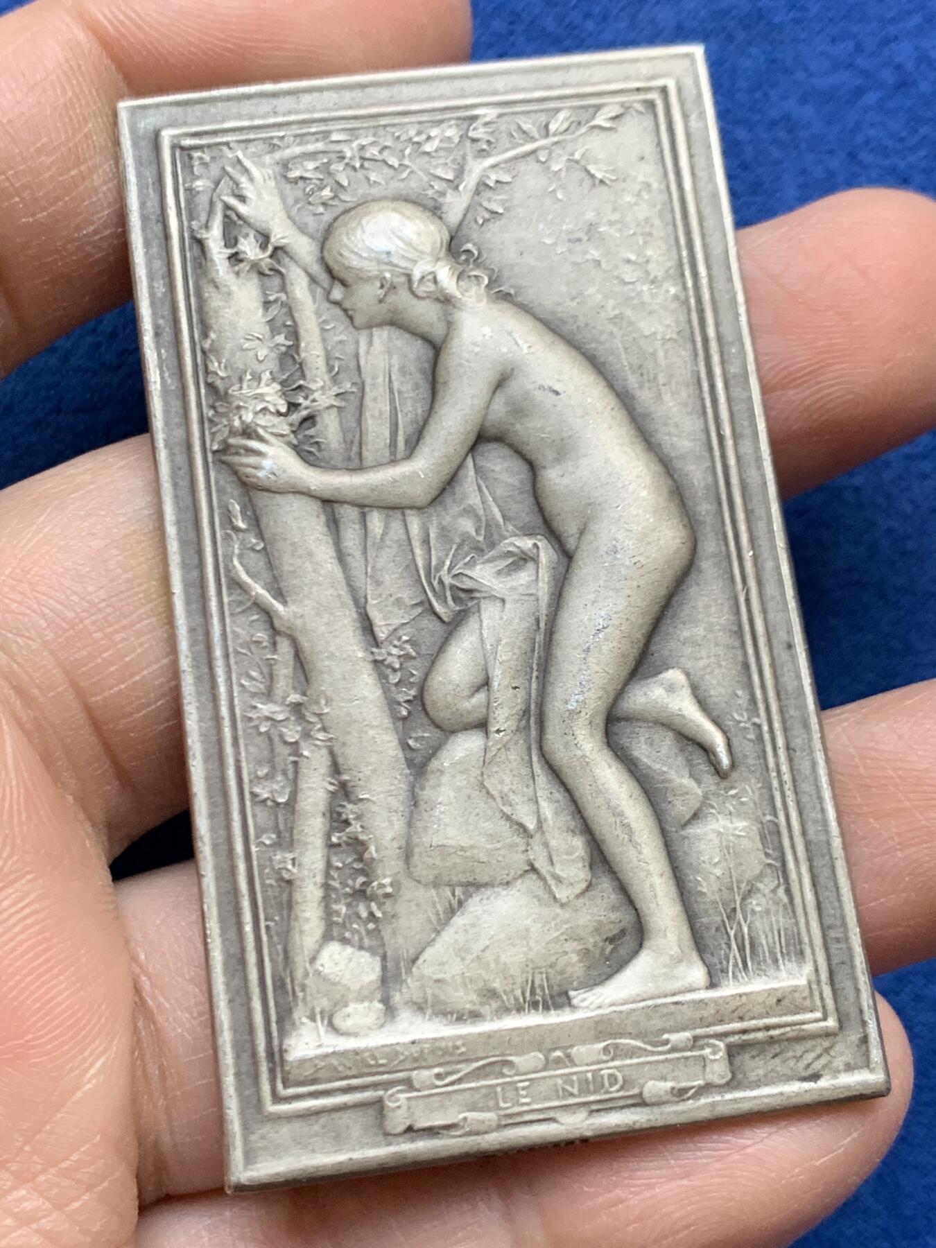 《竞宝斋》第452场 周日，周一 2场连拍 （全场包邮，欢迎送拍） 名家丹尼尔·杜普伊作《巢》方型纪念银章 59.5克 66*37.2mm 丰饶角1银 好品