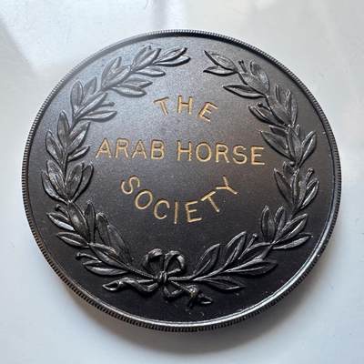 🌹外币初藏🌹🐯2025年第147场  每周二四六晚8️⃣点 接代拍 - 英国阿拉伯马协会1965年奖章 38.4毫米