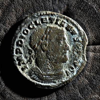 【良泉】第45期【直播场】1月15日晚19.30点开拍！ 208组，西方古代钱币、丝路古珠杂项专场 - 公元294年【古罗马】戴克里先“精力之神”洗银富力大铜币，特里尔造币厂，7.24克