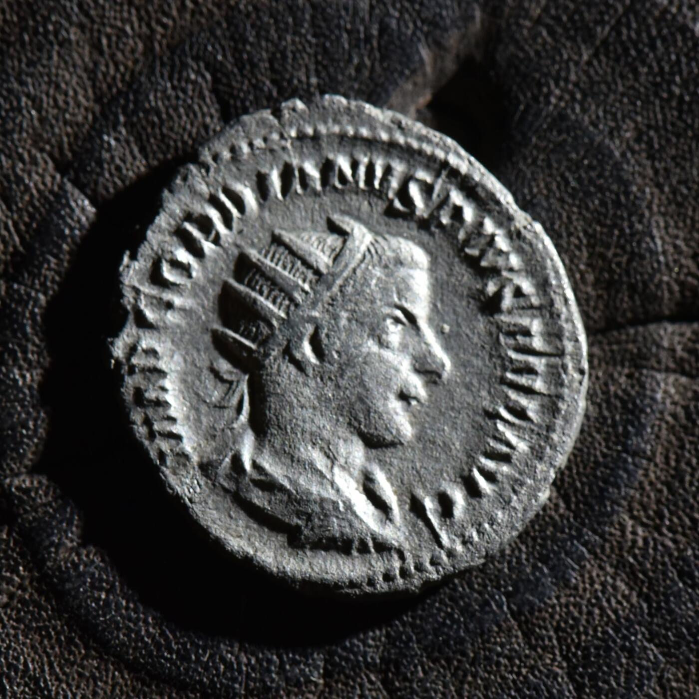 【良泉】第45期【直播场】1月15日晚19.30点开拍！ 208组，西方古代钱币、丝路古珠杂项专场 公元238-244年【古罗马】戈尔迪安三世，背朱庇特手持权杖和雷霆，铭文IOVI STATORI（献给守护神朱庇特）安敦尼银币，2.85克