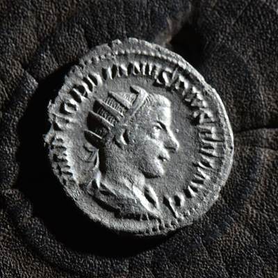 【良泉】第45期【直播场】1月15日晚19.30点开拍！ 208组，西方古代钱币、丝路古珠杂项专场 - 公元238-244年【古罗马】戈尔迪安三世，背朱庇特手持权杖和雷霆，铭文IOVI STATORI（献给守护神朱庇特）安敦尼银币，2.85克