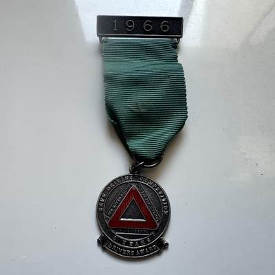 🌹外币初藏🌹🐯2025年第147场  每周二四六晚8️⃣点 接代拍 - 英国皇家事故预防协会1966年颁发的5年安全驾驶竞赛奖章 铜镍配红珐琅