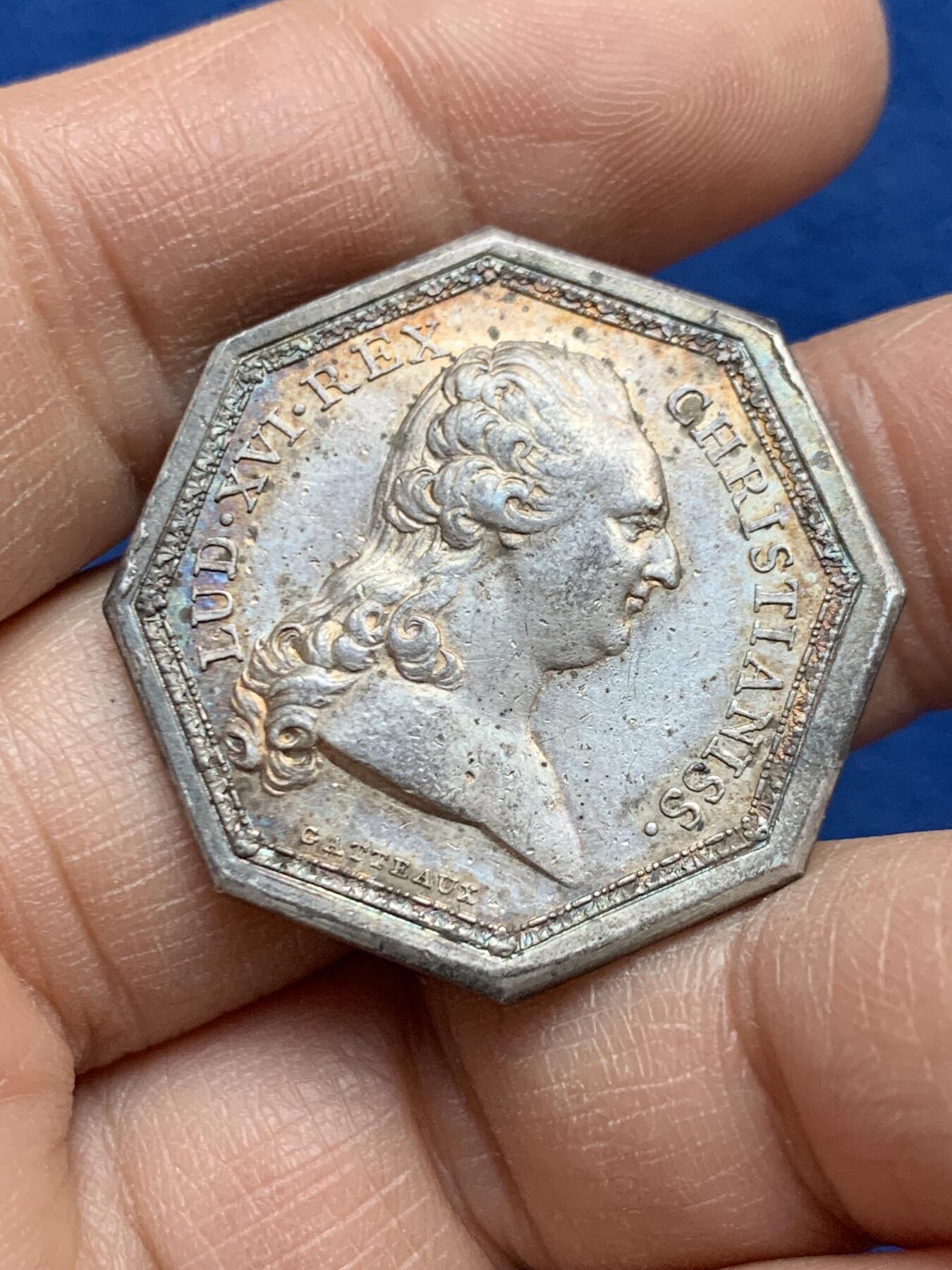 《竞宝斋》第452场 周日，周一 2场连拍 （全场包邮，欢迎送拍） 法国17XX年路易十六皇家宝藏八角银质代币，背面花纹组成皇家纹章，原铸无边铭，31.6mm，12克